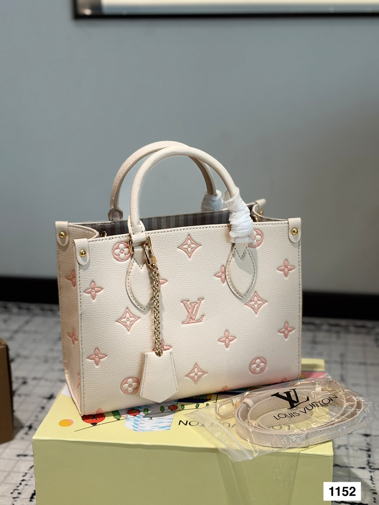 LV Onthego Tote Bag - cnluxepick