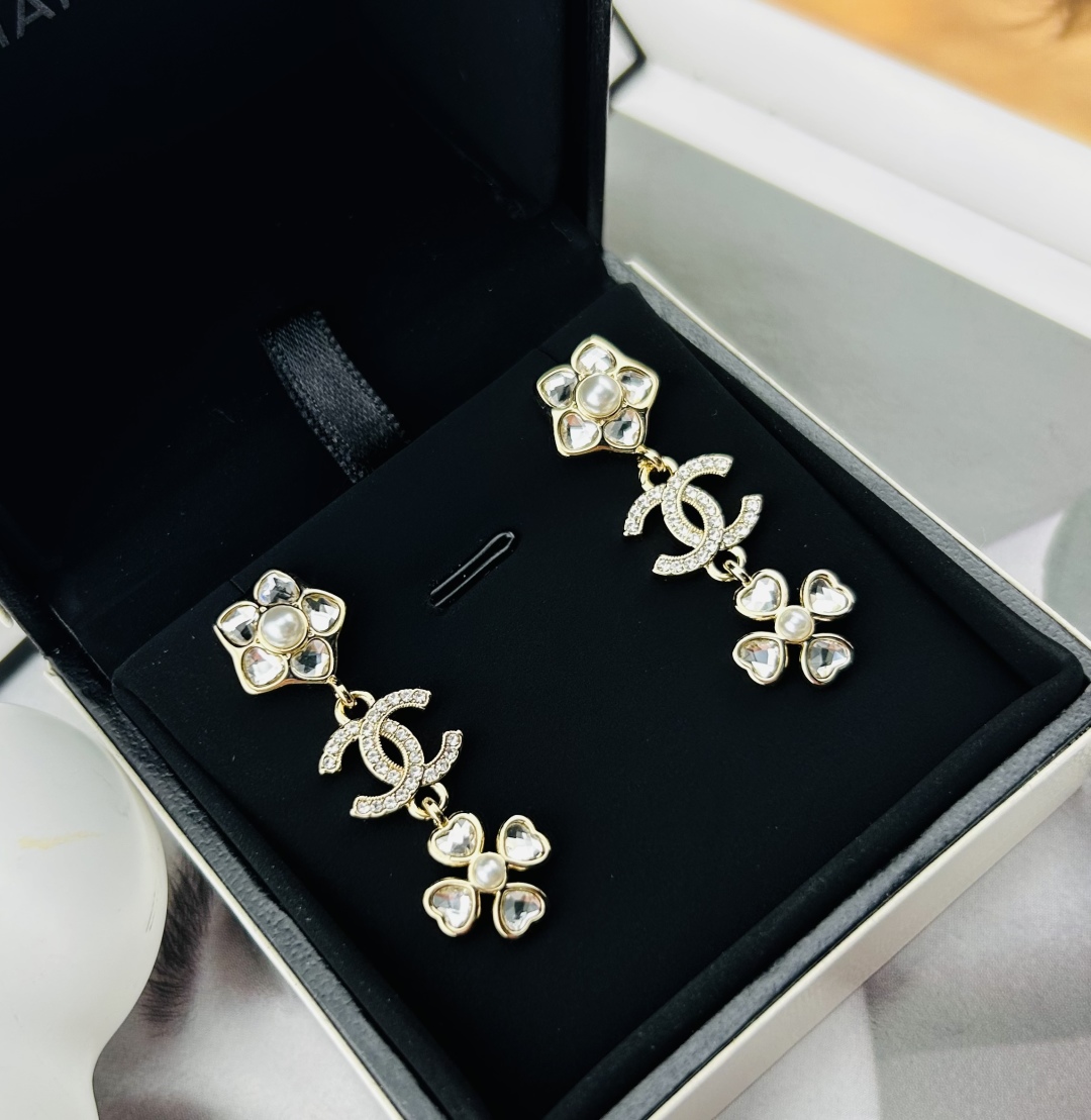Chanel Elegant Simple Earrings - cnluxepick