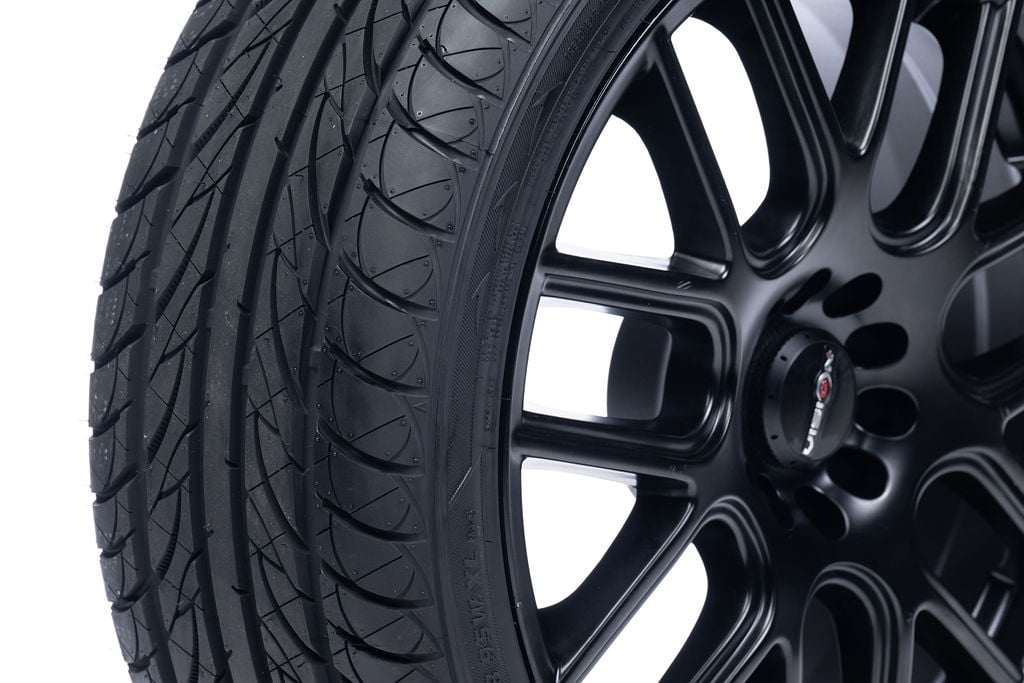 Summit UltramaX HP All-Season Tire – 235/40R18 95W