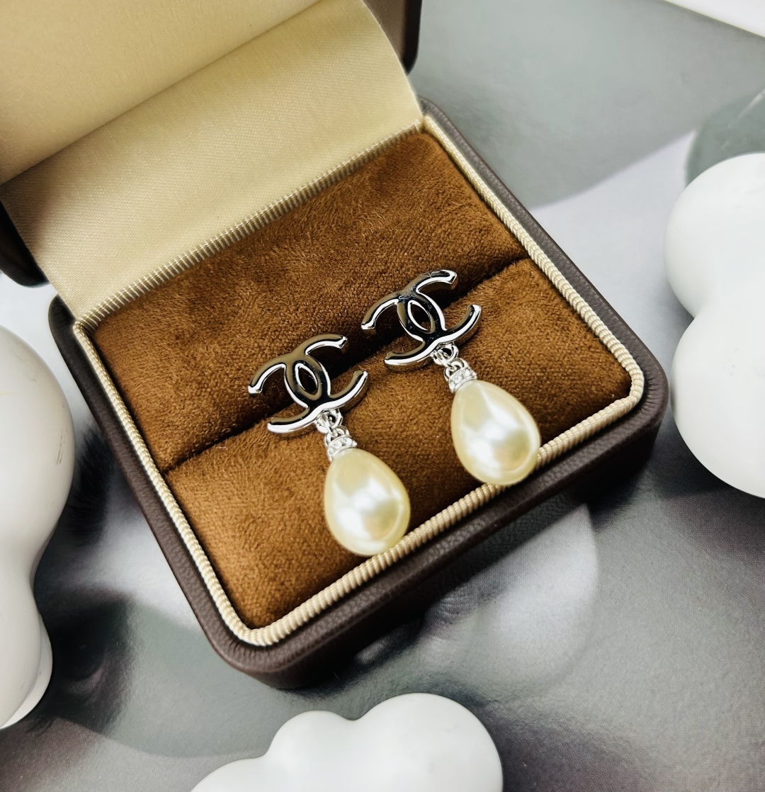 Chanel pearl earrings - cnluxepick