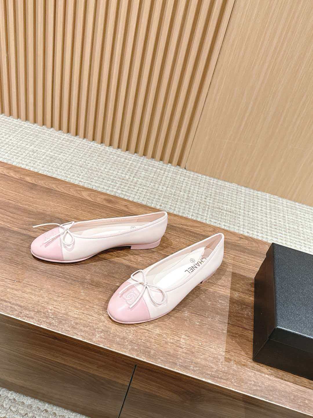 Chanel Bow-adorned Round-toe Ballet Flats - cnluxepick