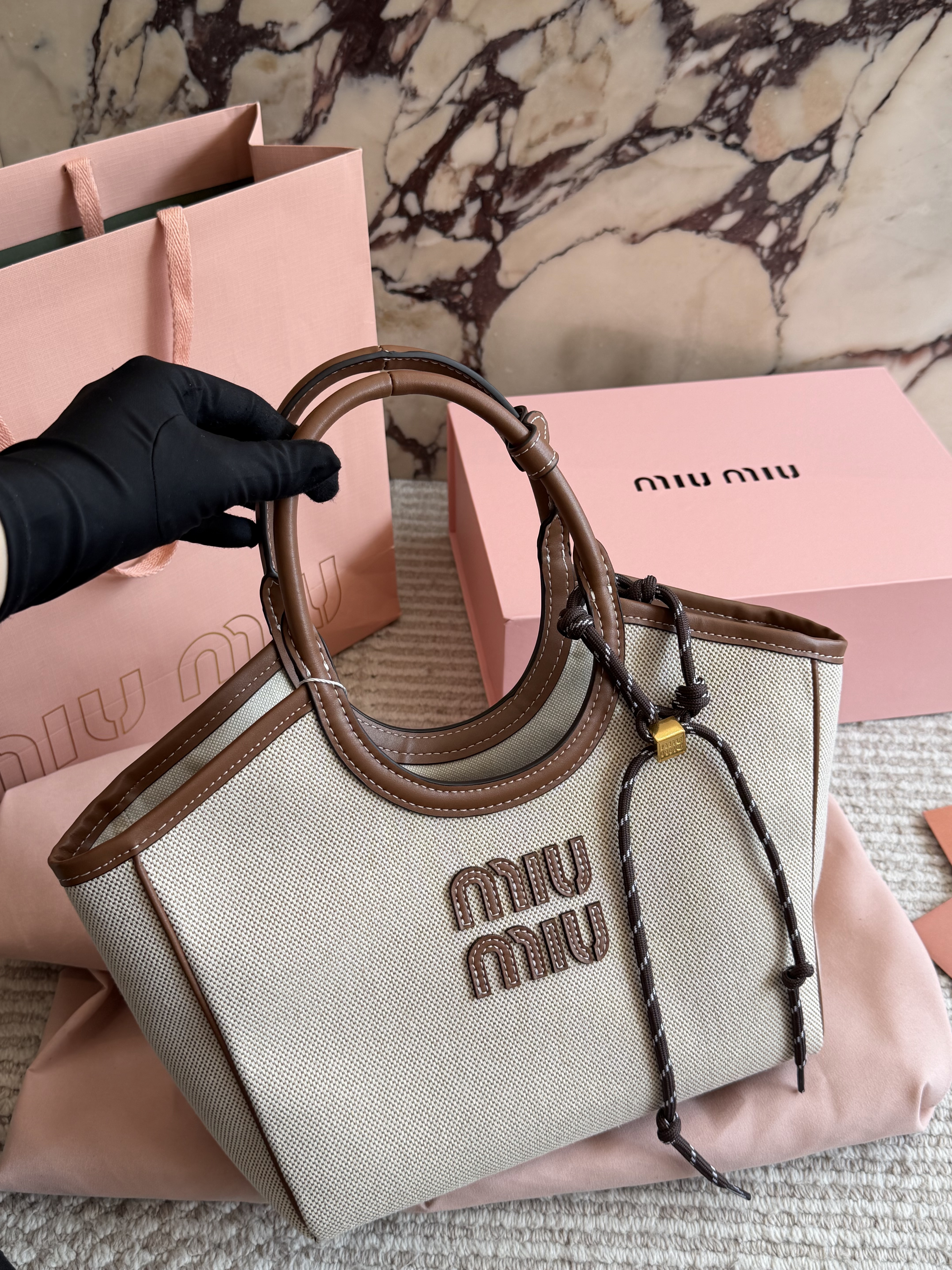 Miu Miu limited edition tote bag - cnluxepick