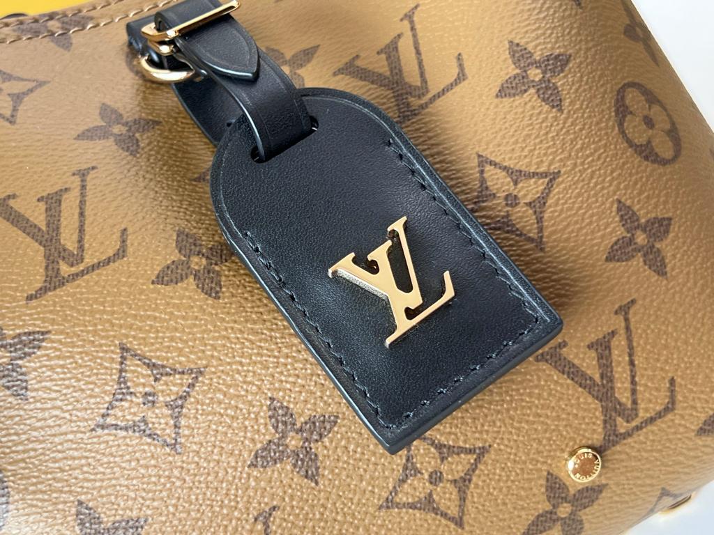 Louis Vuitton Atlantis BB in Gold 17cm/6.7in