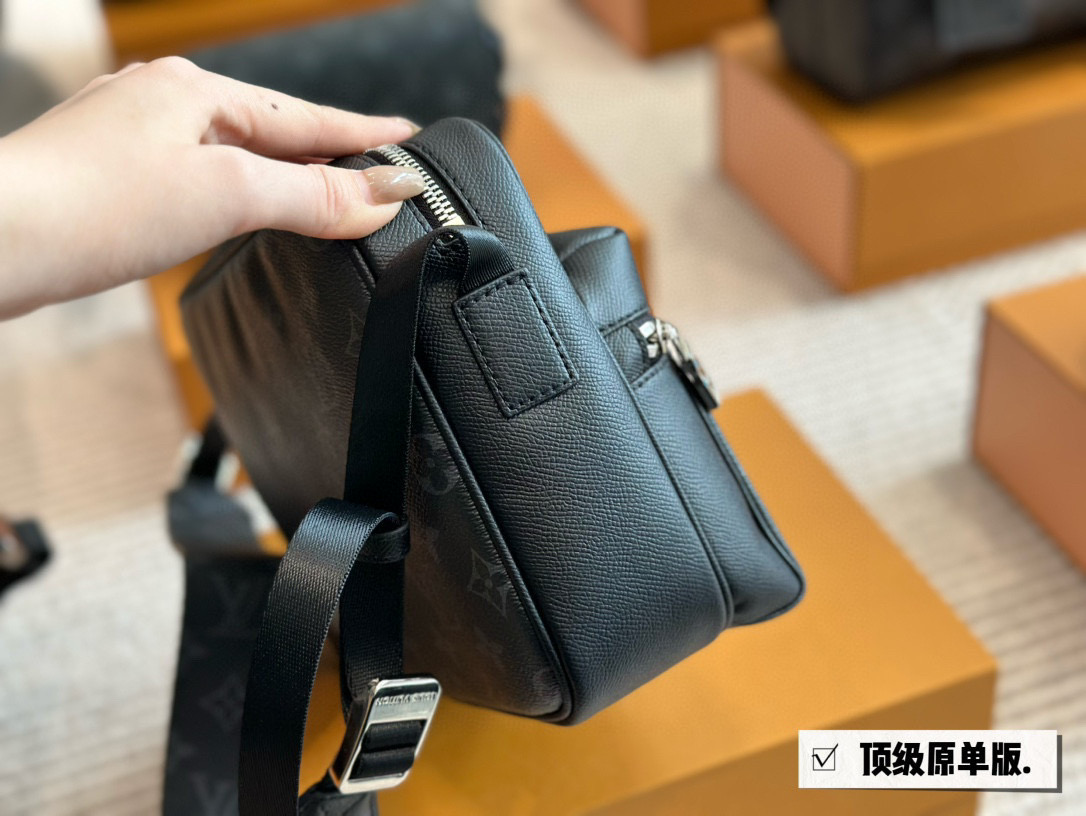 LV OUTDOOR messenger bag - cnluxepick