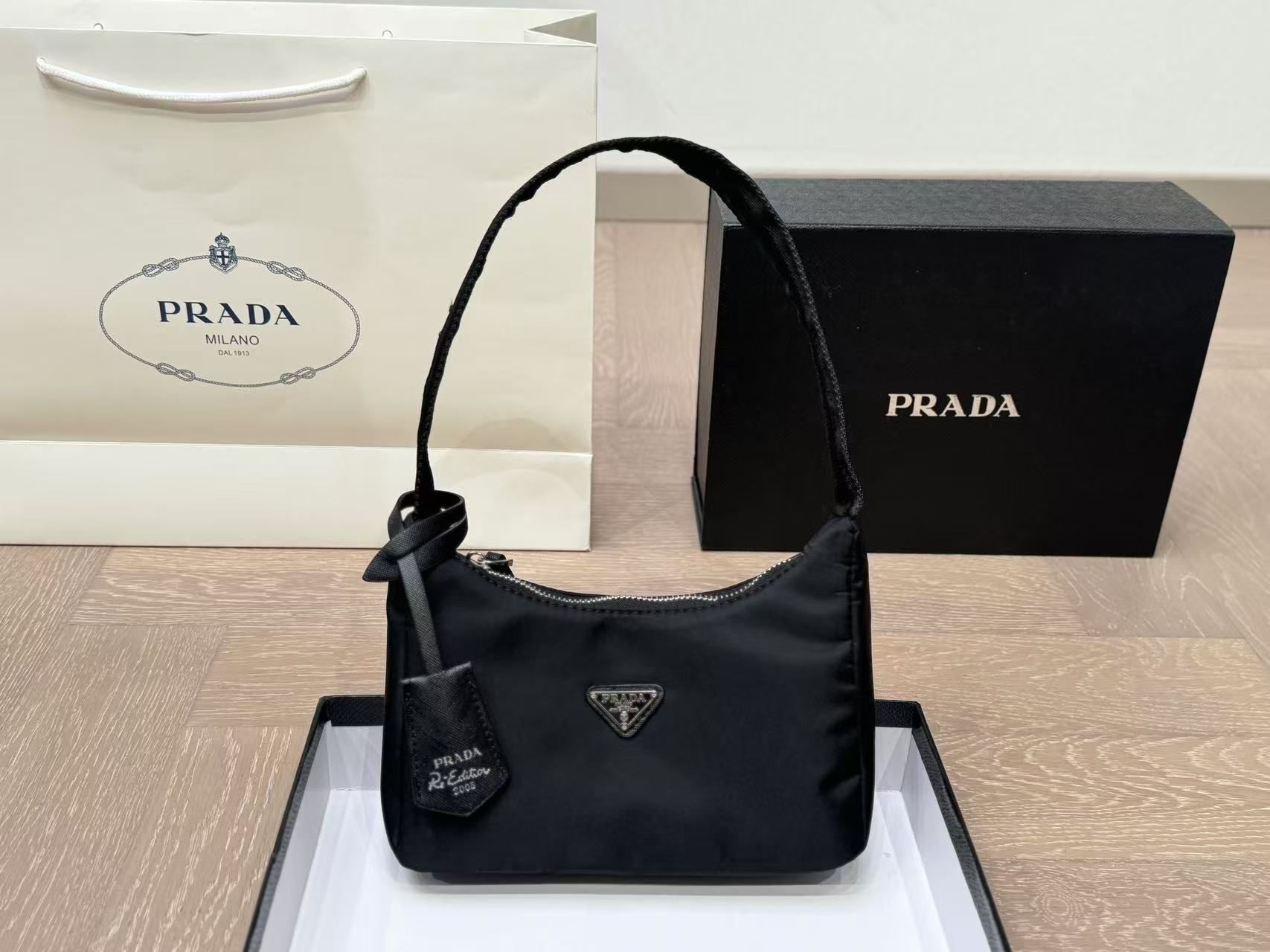 Prada shoulder handbag - cnluxepick