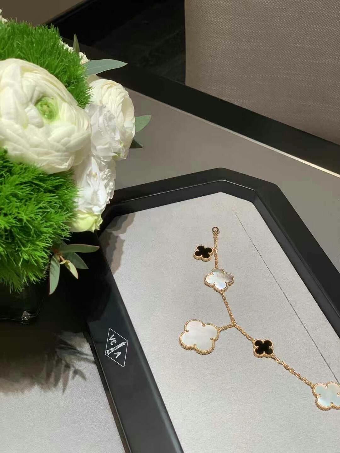 Van Cleef & Arpels irregular five-flower bracelet - cnluxepick