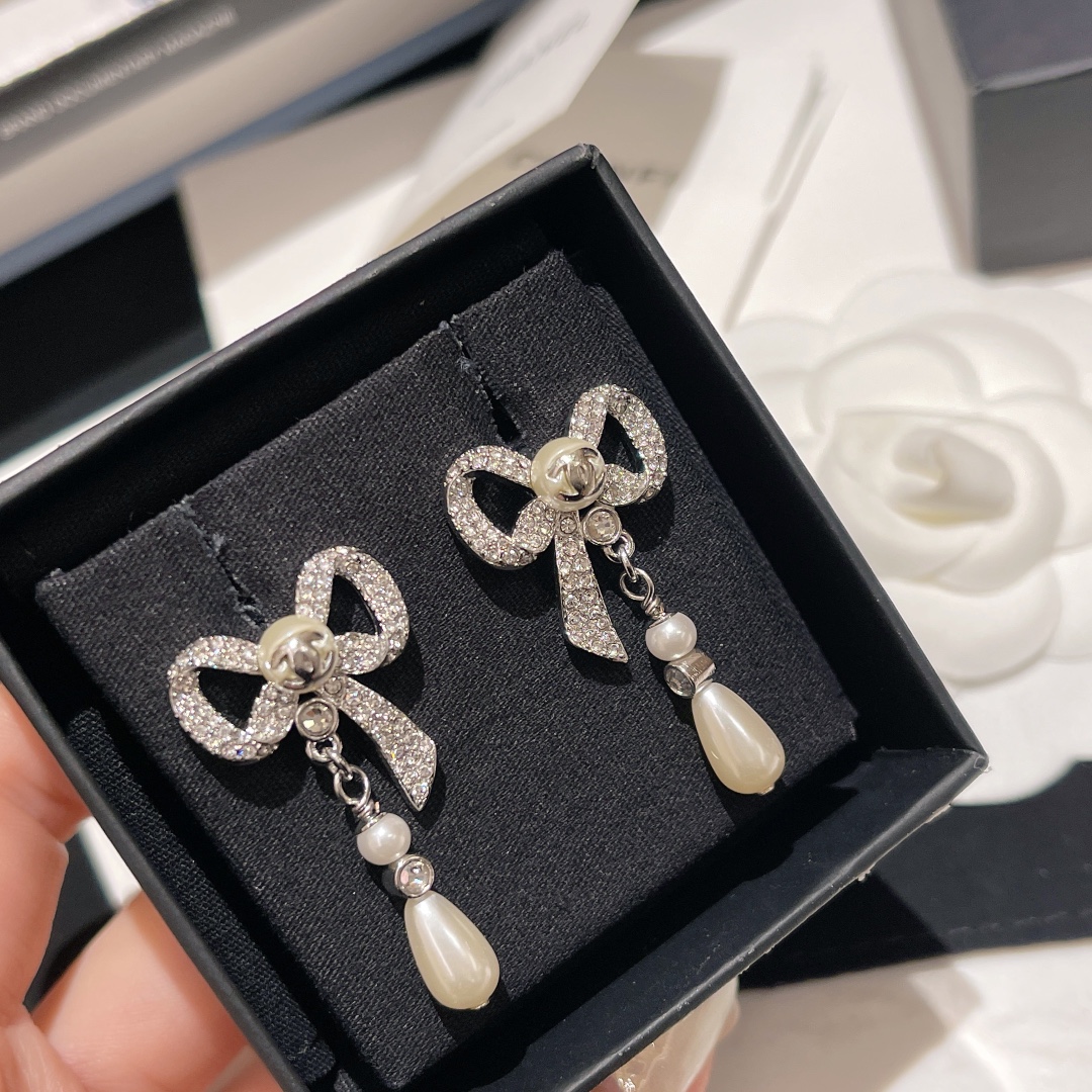 Chanel diamond bow earrings - cnluxepick