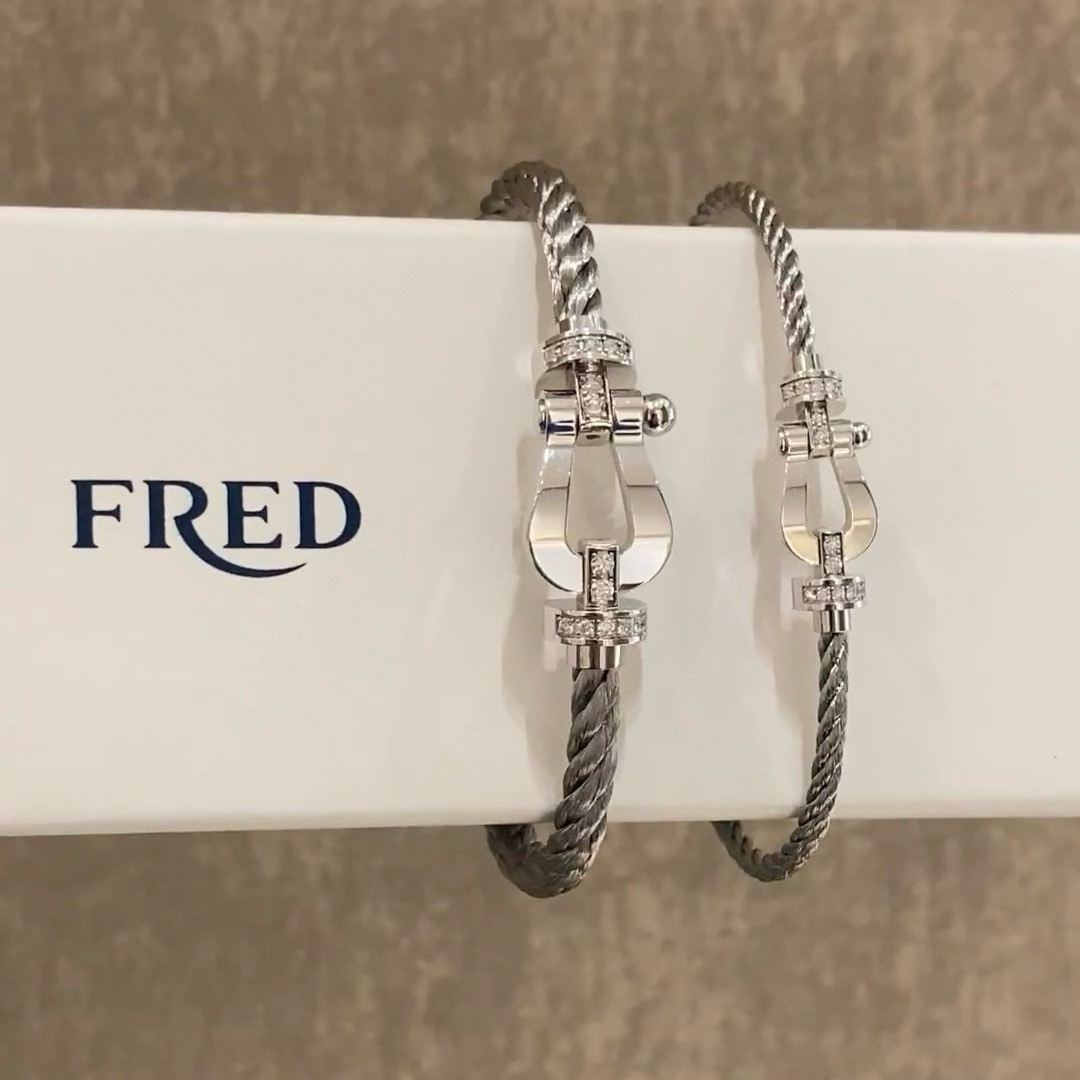 Fred's Horseshoe Clasp Unisex Soft Silver Cord Bracelet - cnluxepick