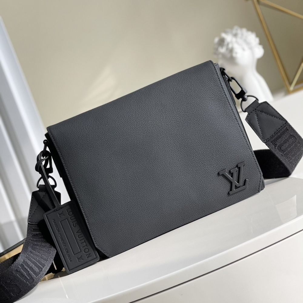 Louis Vuitton Messenger Grain Black 11 Inches M57080