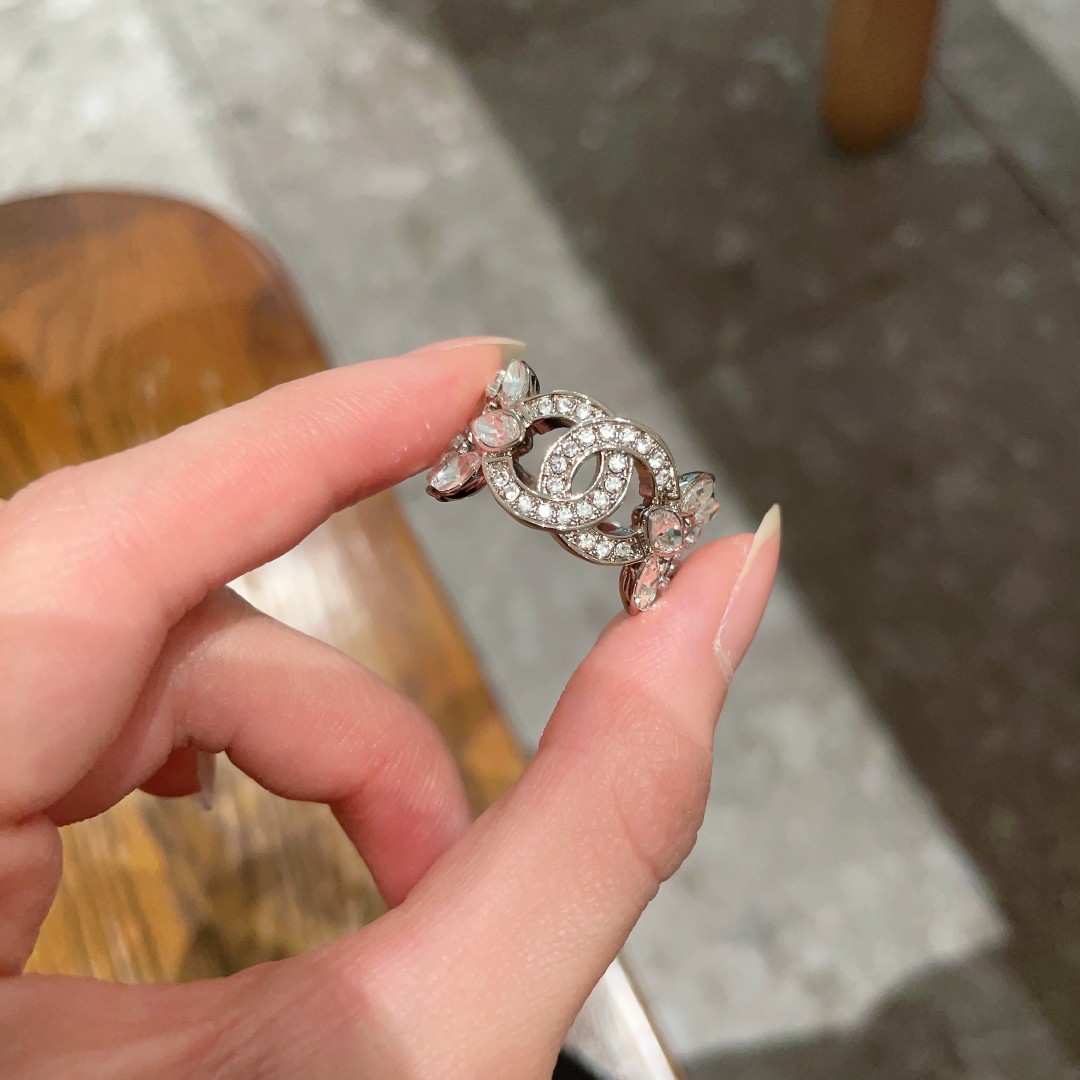 Chanel double C shaped ring is exquisite and versatile - cnluxepick
