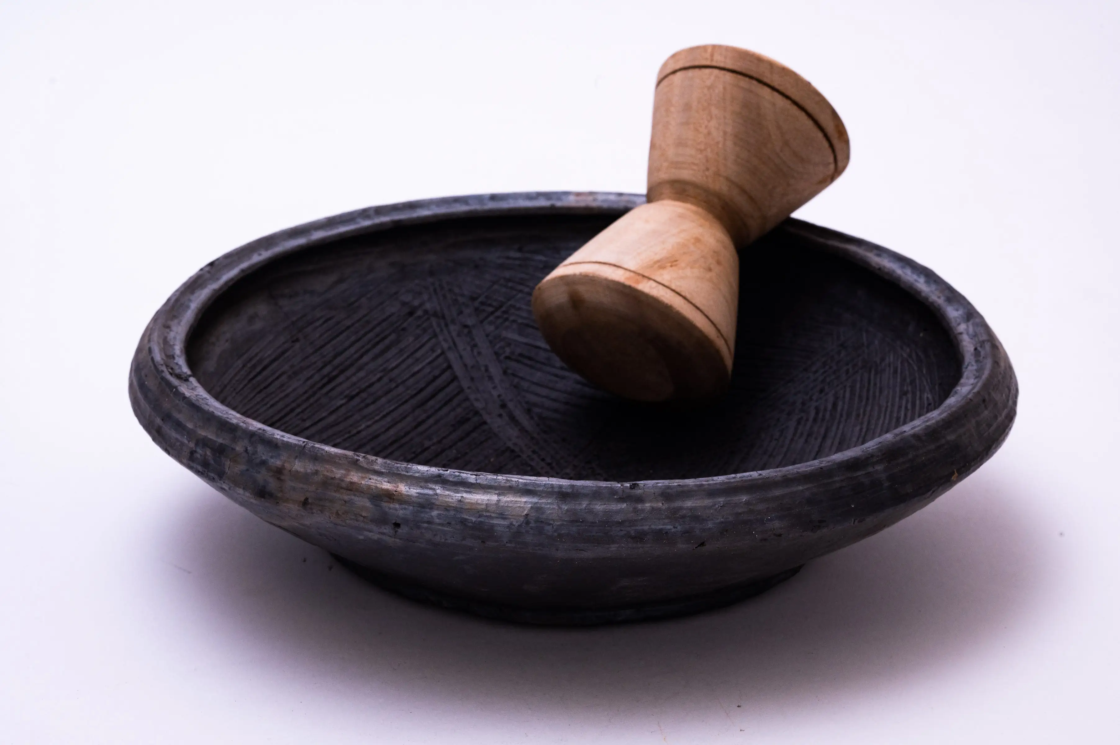 African Delights Asanka Traditional Pot with a Wooden Grinder, Black