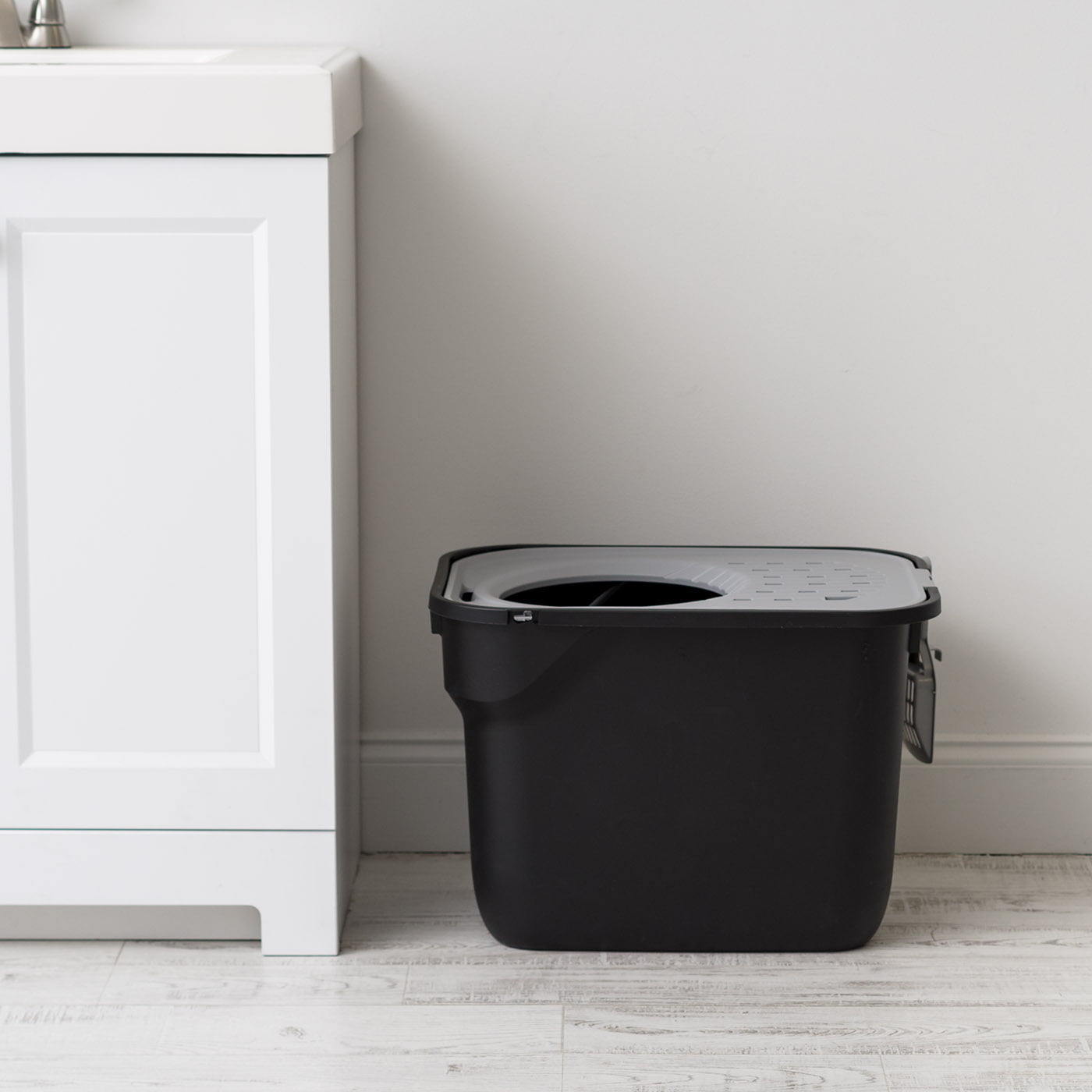 IRIS USA Top Entry Cat Litter Box with Scoop