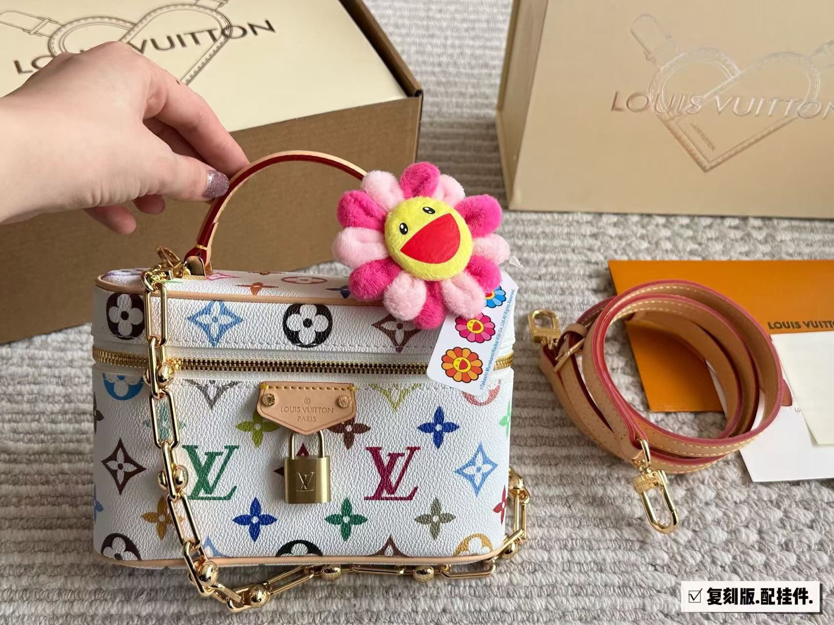 LV white three-color makeup bag - cnluxepick