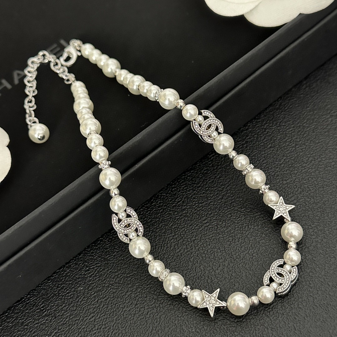 Chanel Pentagram Pearl Double C choker is small exquisite and cute - cnluxepick