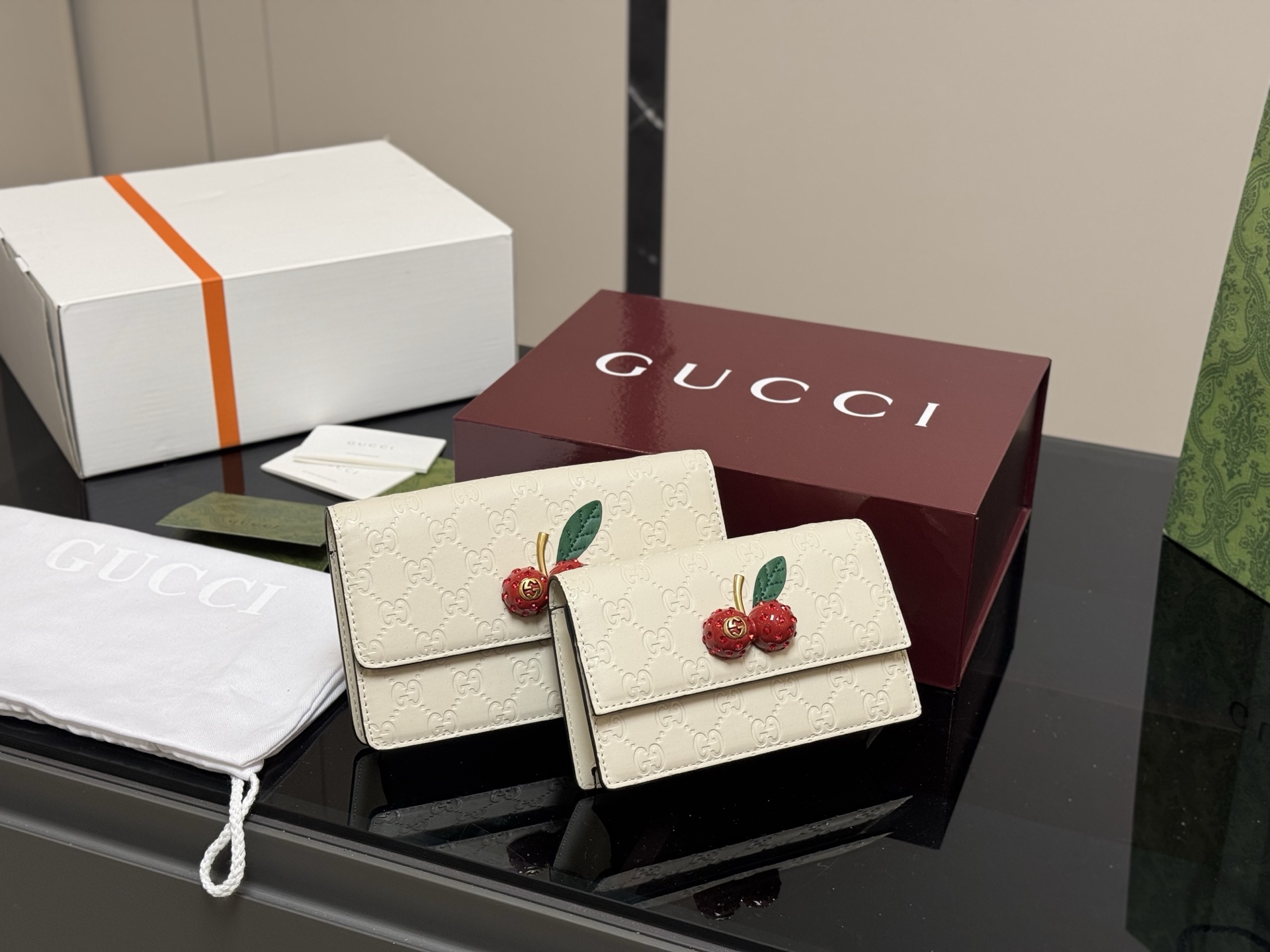 Gucci cherry chain bag - cnluxepick