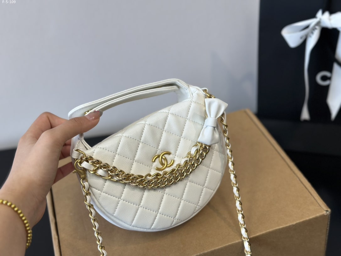 Chanel Pouch Grained Shiny Calfskin White 17Cm Ap3943 B16288 10601