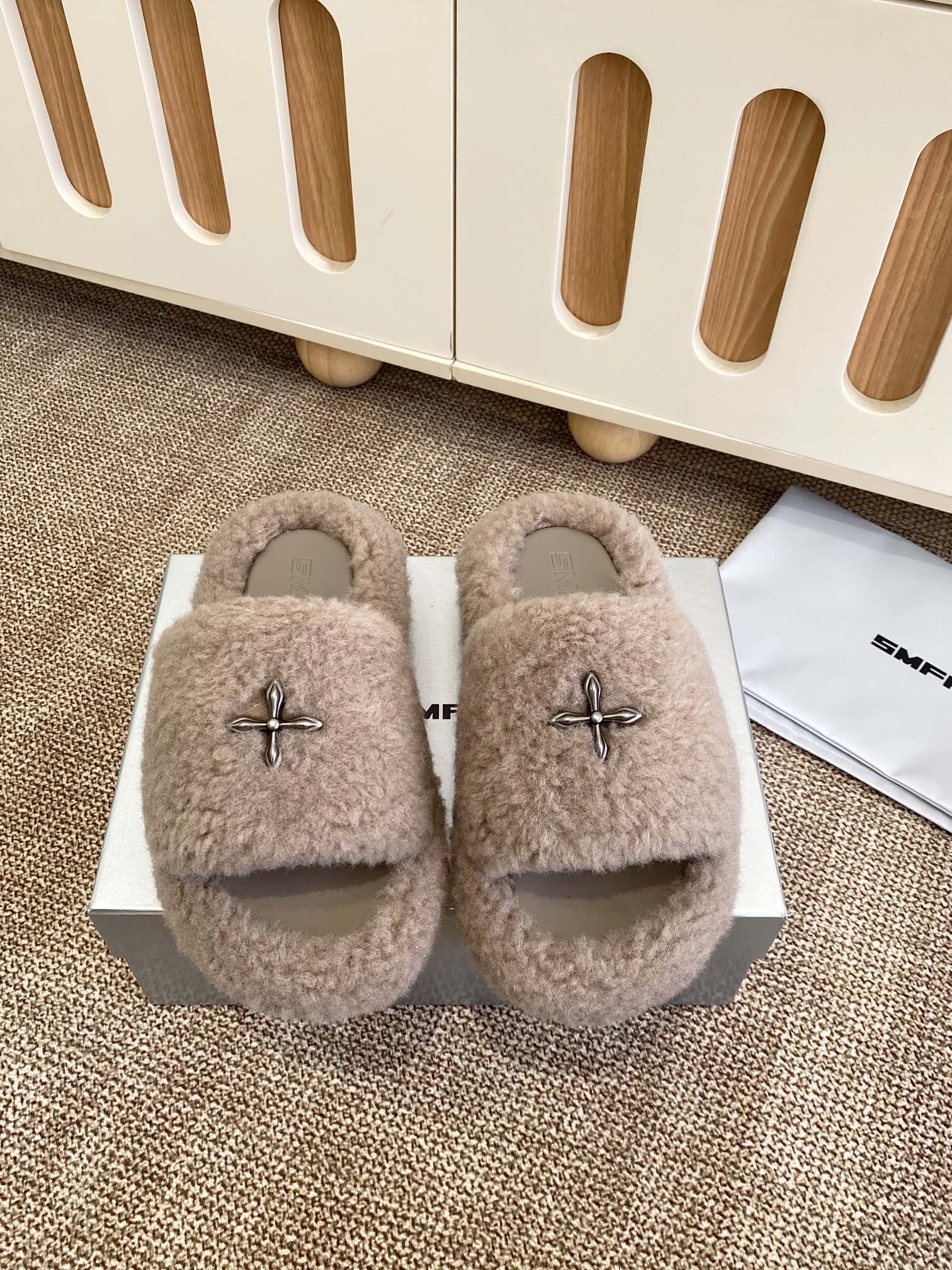 SMFK's new furry slippers - cnluxepick