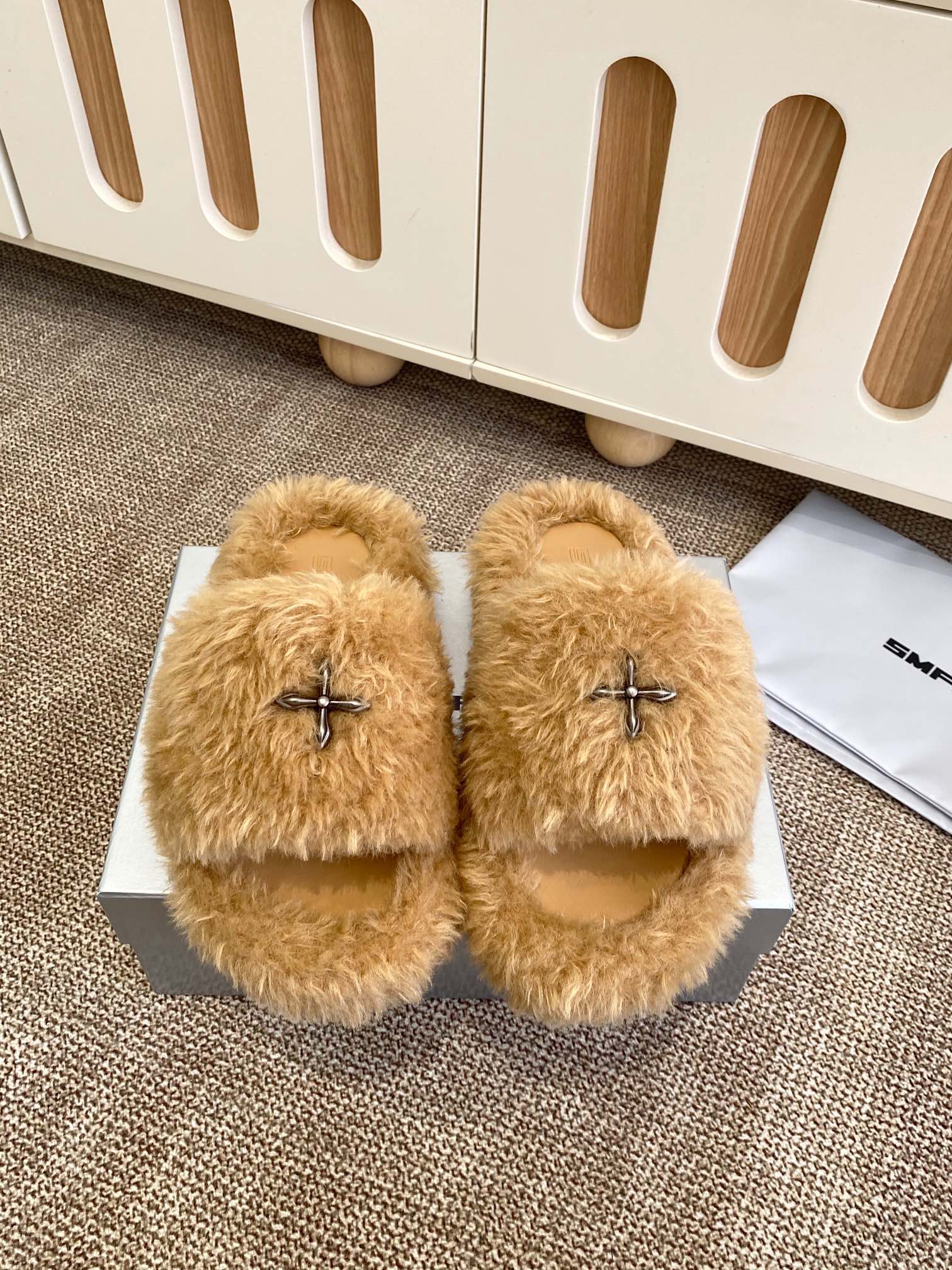 SMFK's new furry slippers - cnluxepick
