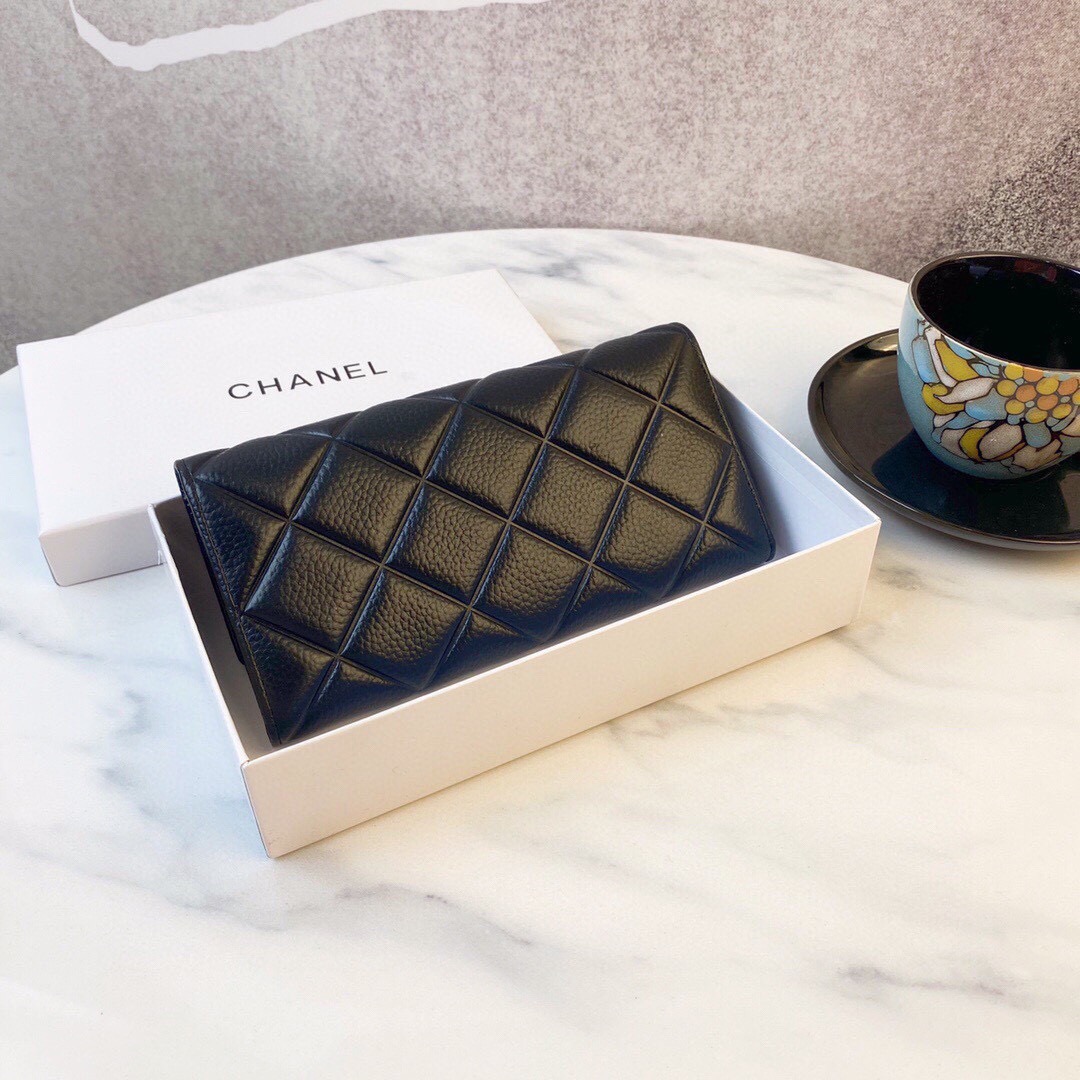 Chanel's popular cowhide bi-fold wallet - cnluxepick