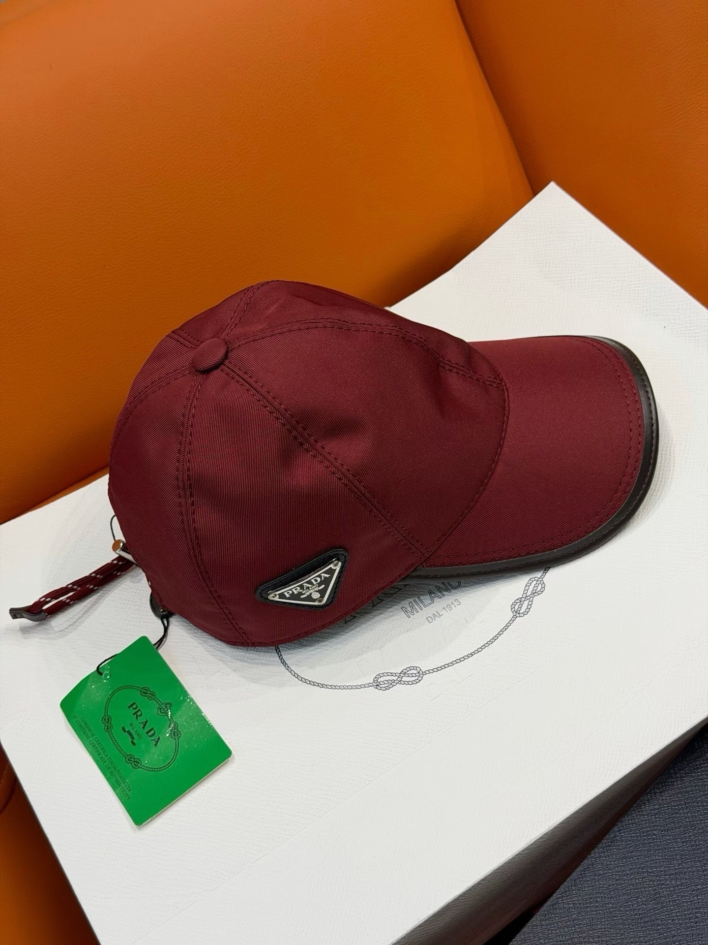 顔小さく見える Prada プラダ キャップ スーパーコピー　ワインレッドは高級レトロ　ネイビー色　黒色