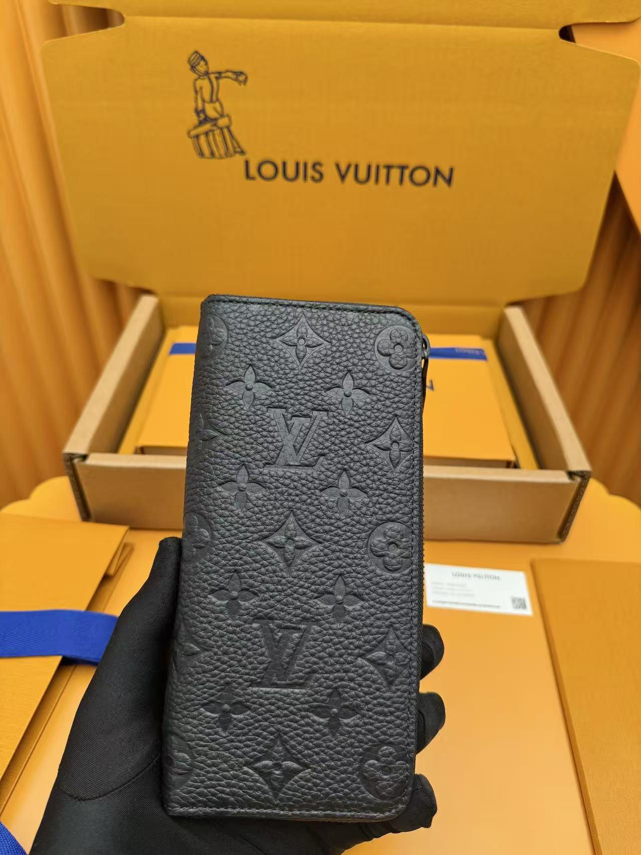 LV Wallet M69047