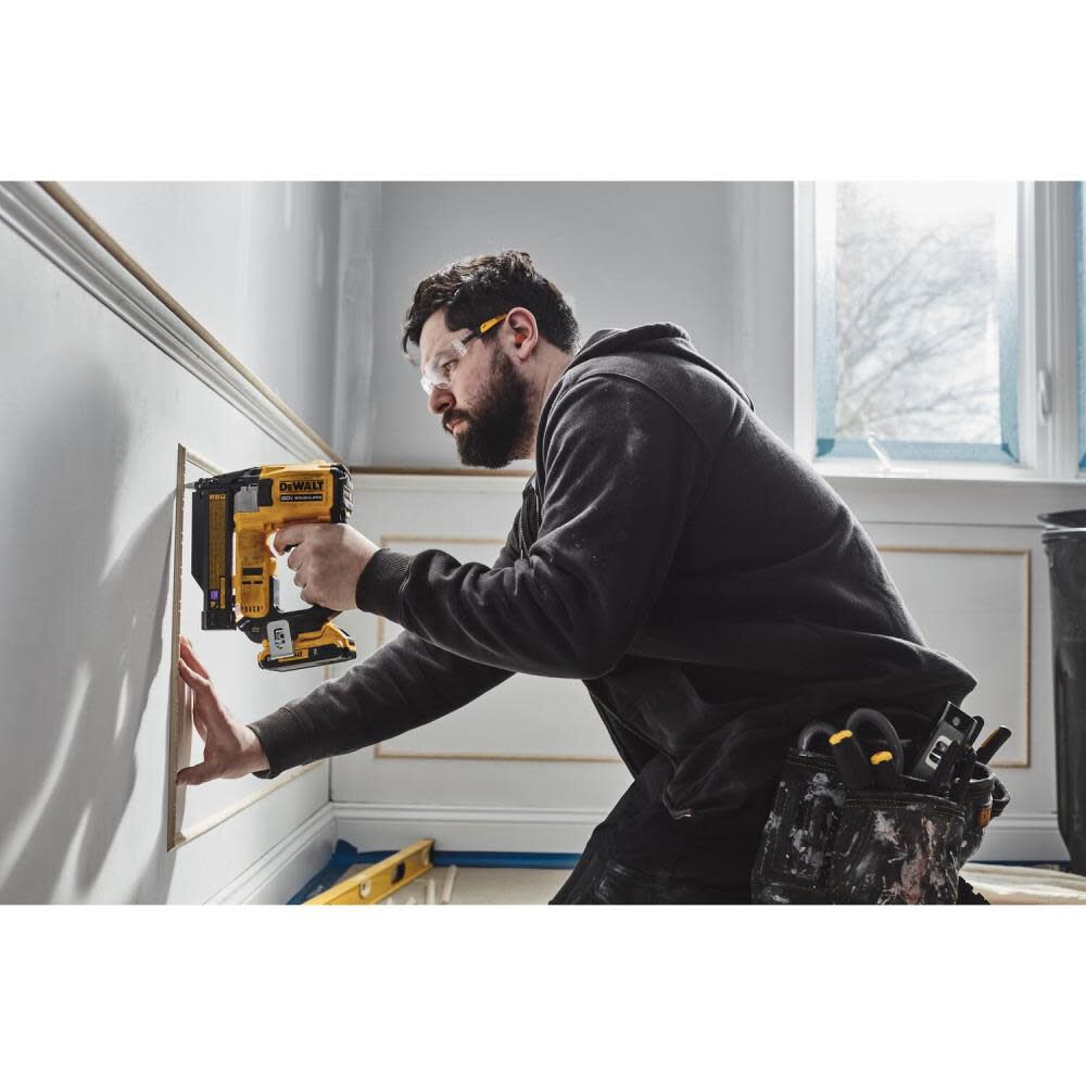 DEWALT ATOMIC Compact Series 20V MAX Pin Nailer 23 Gauge Kit DCN623D1
