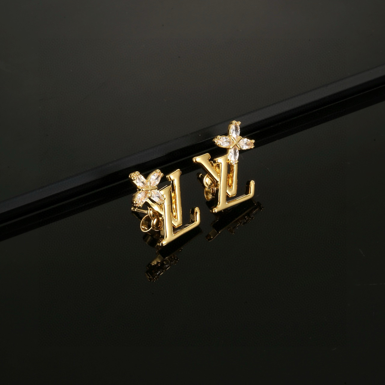 Louis Vuitton's classic letter stud earrings - cnluxepick