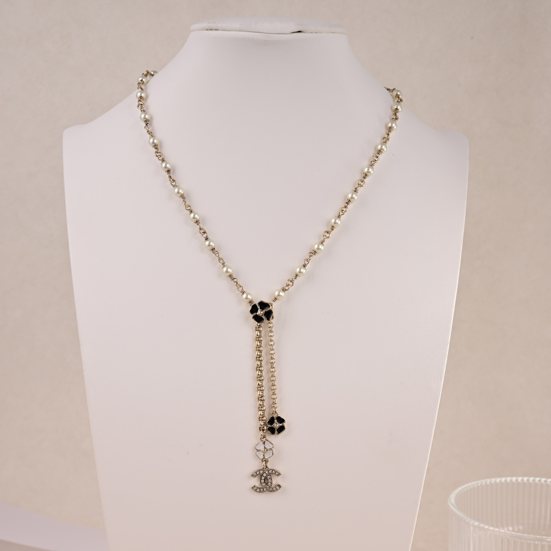 Chanel four-leaf clover embellished necklace - cnluxepick