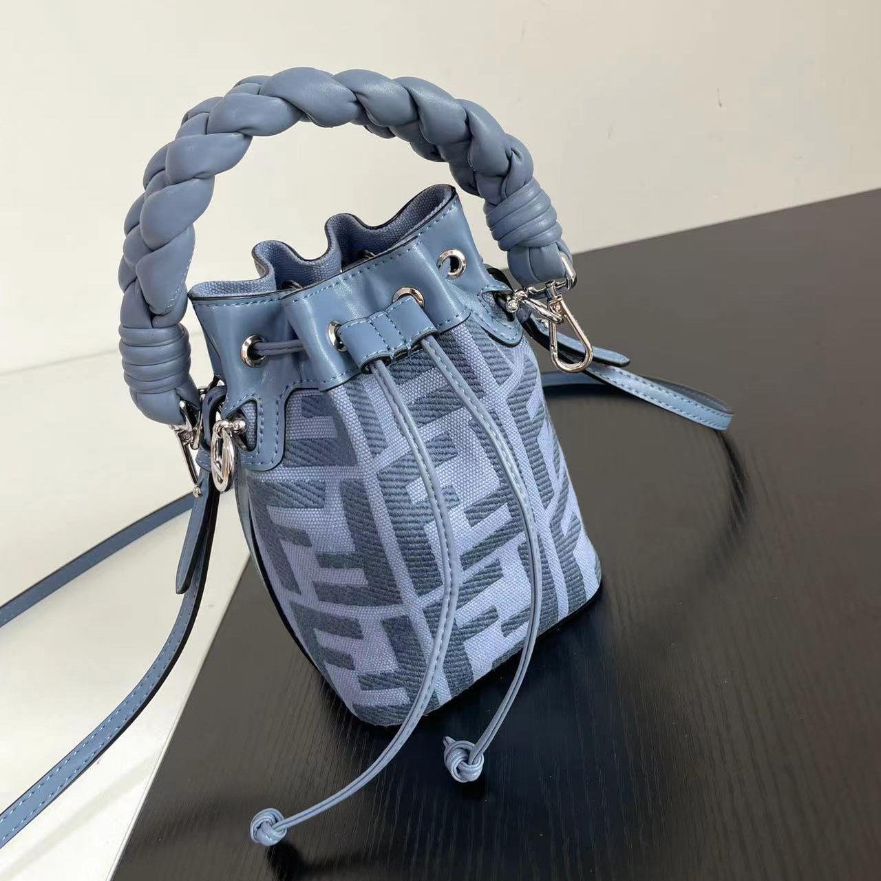 Fendi version bucket crossbody shoulder bag - cnluxepick