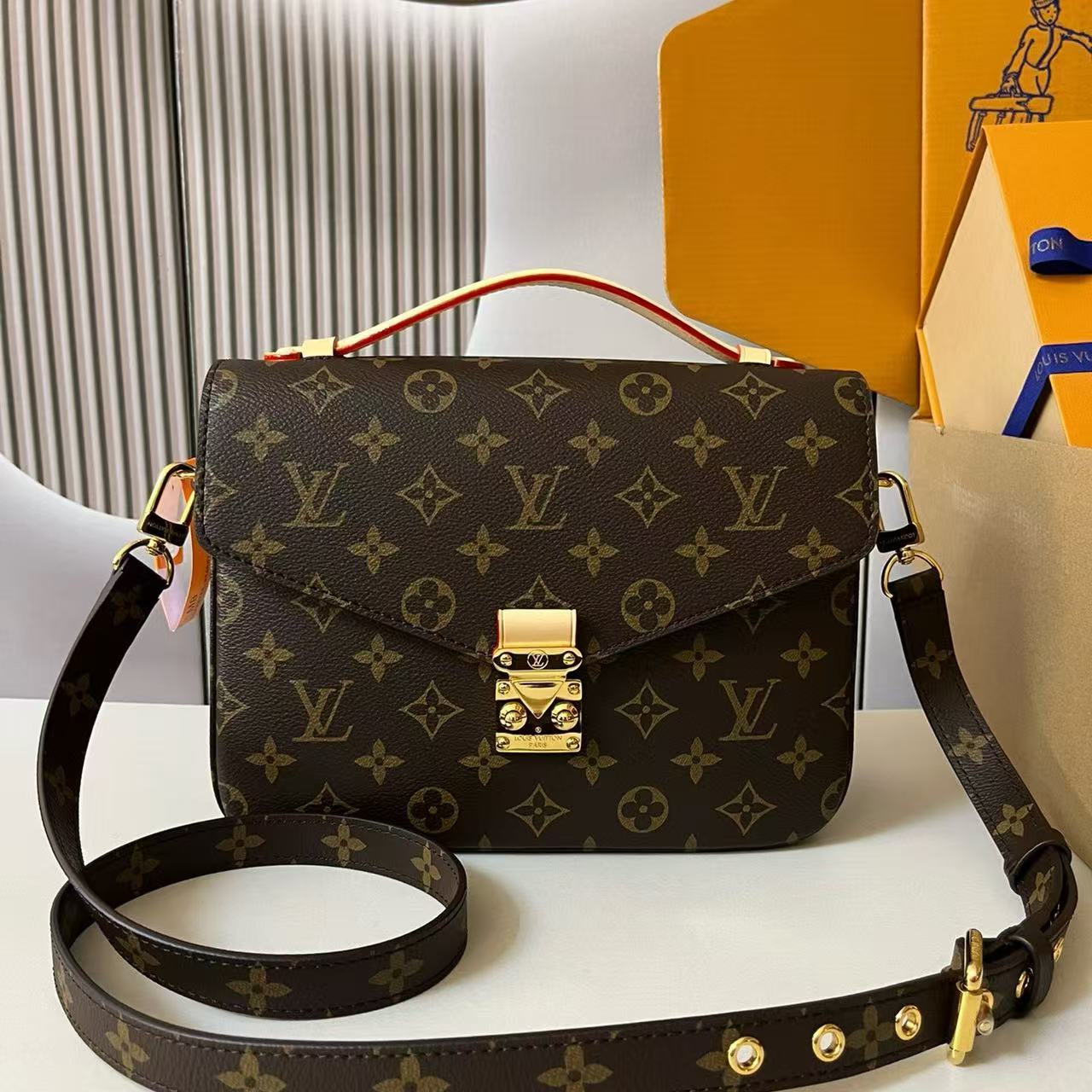 12A Top Quality LV Messenger Bag - cnluxepick