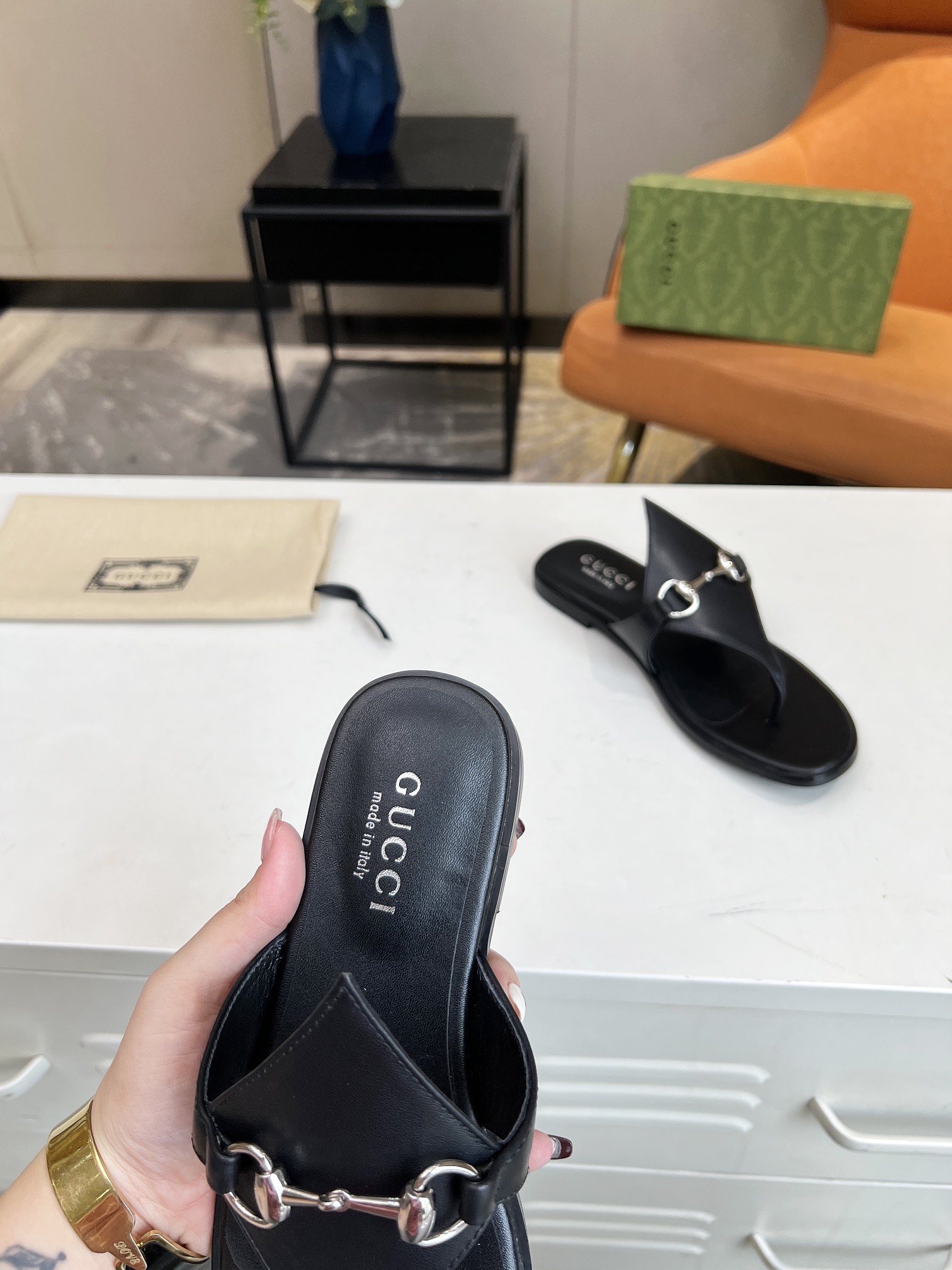 Gucci Women’S Thong Sandal With Horsebit Black