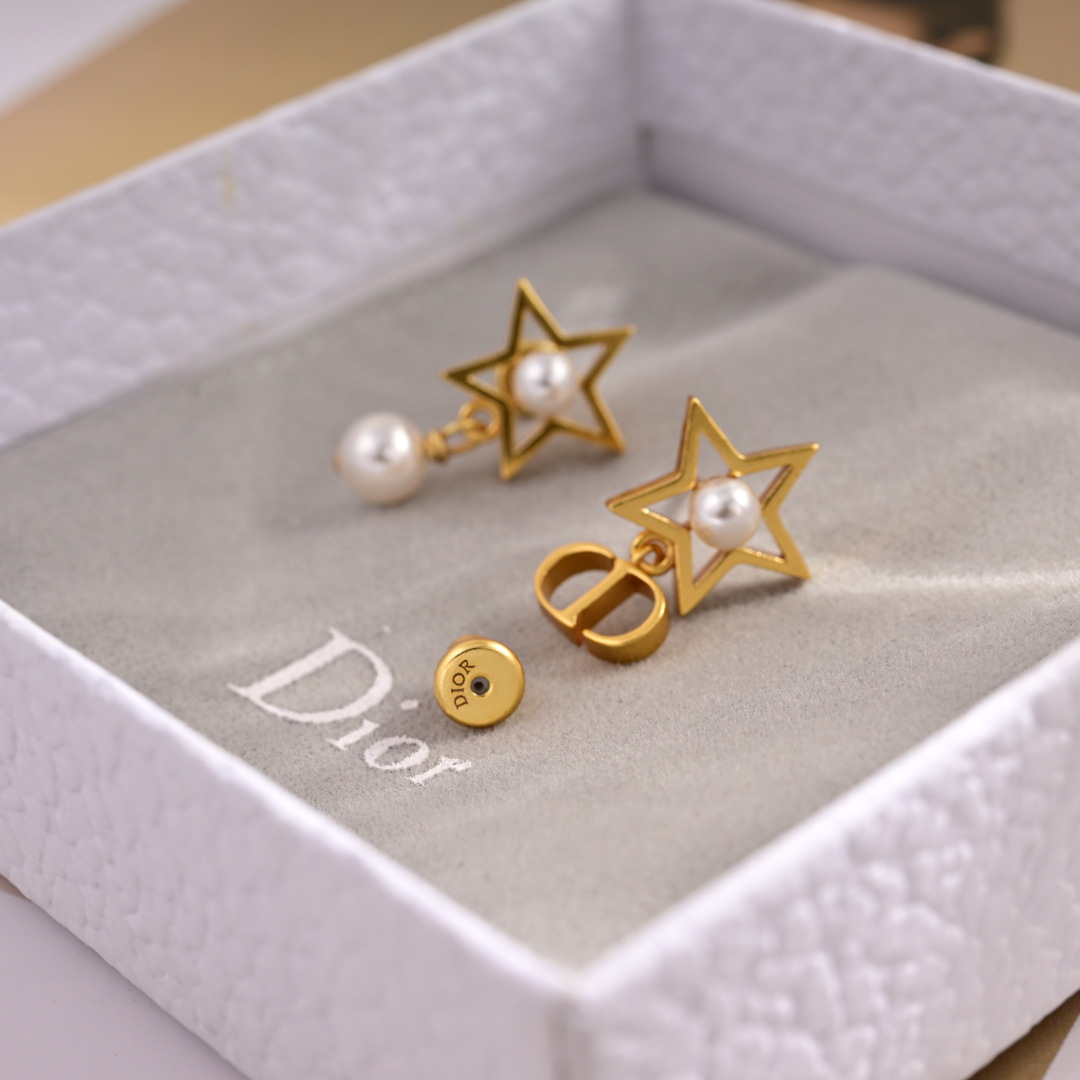 Dior's New Letter Earrings - cnluxepick