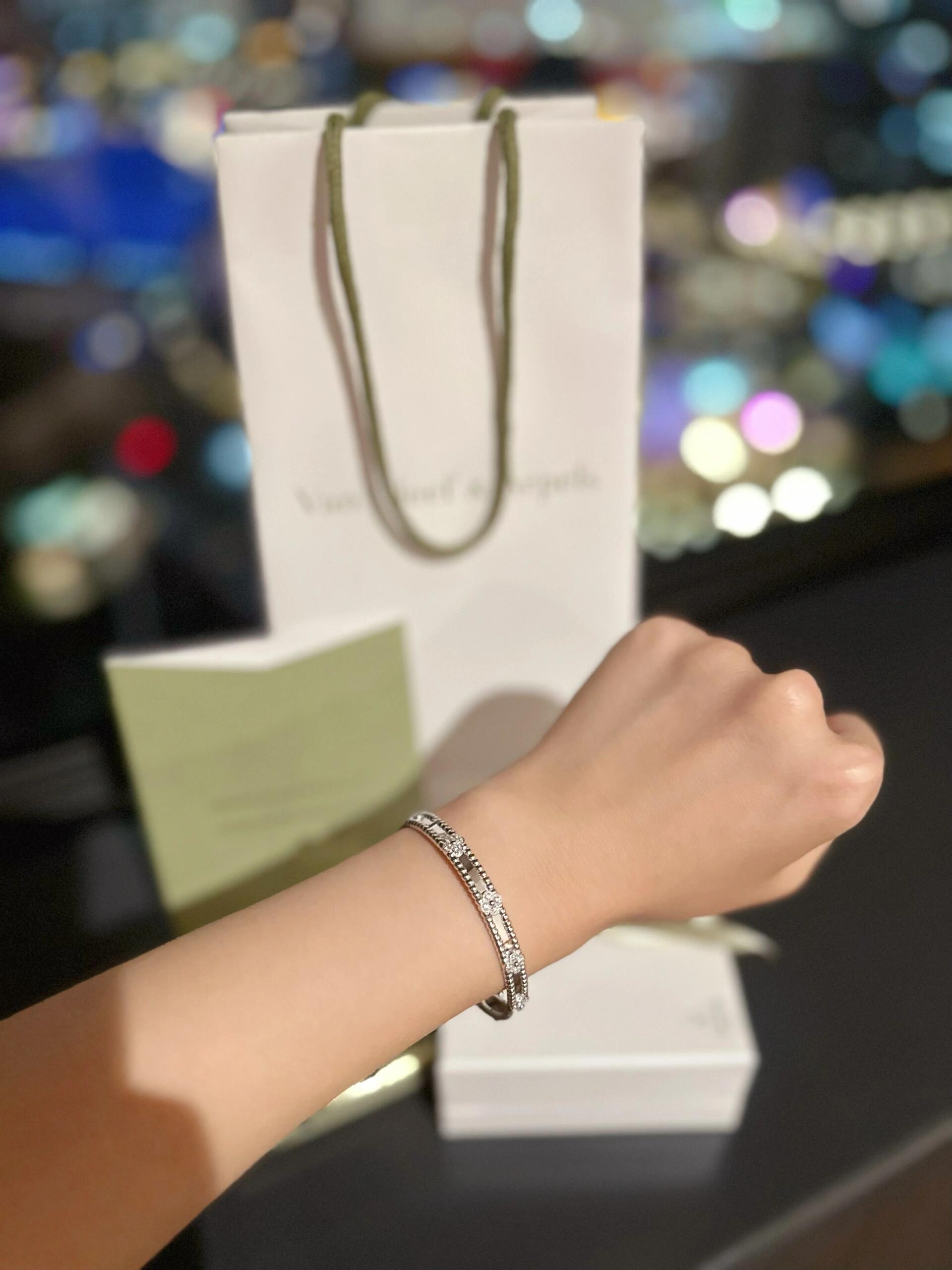 Van Cleef & Arpels Kaleidoscope Bracelet - cnluxepick