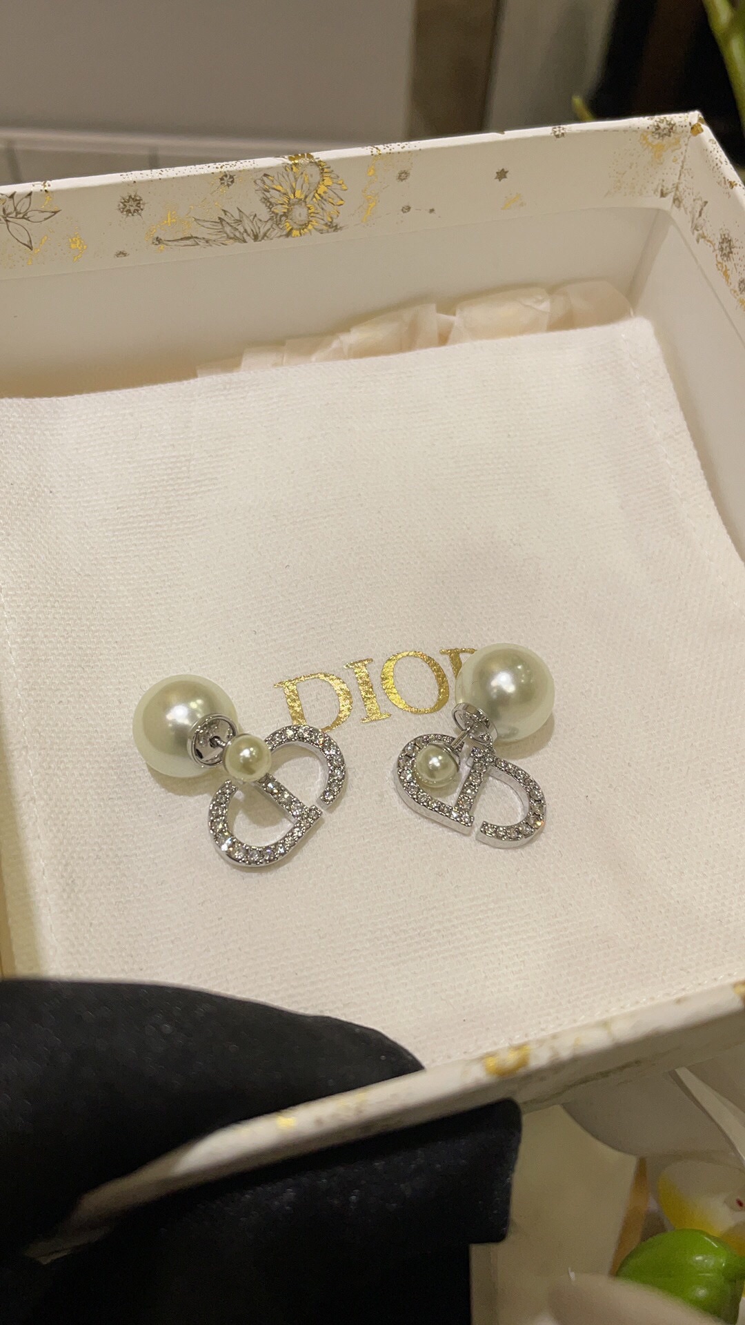 Dior Pearl and Silver Diamond Letter Earrings - cnluxepick