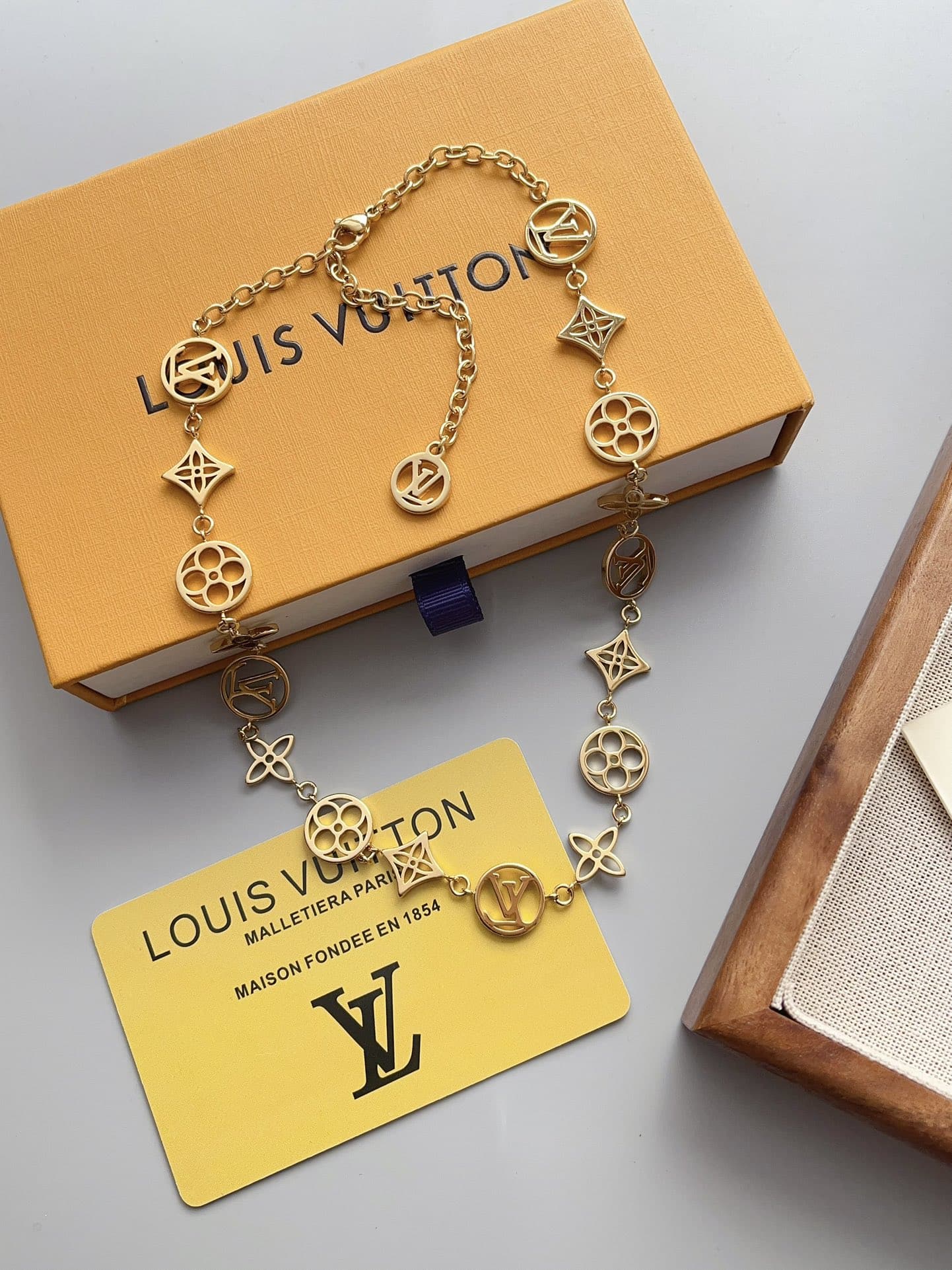 Louis Vuitton Lv Lace Necklace Gold M01057
