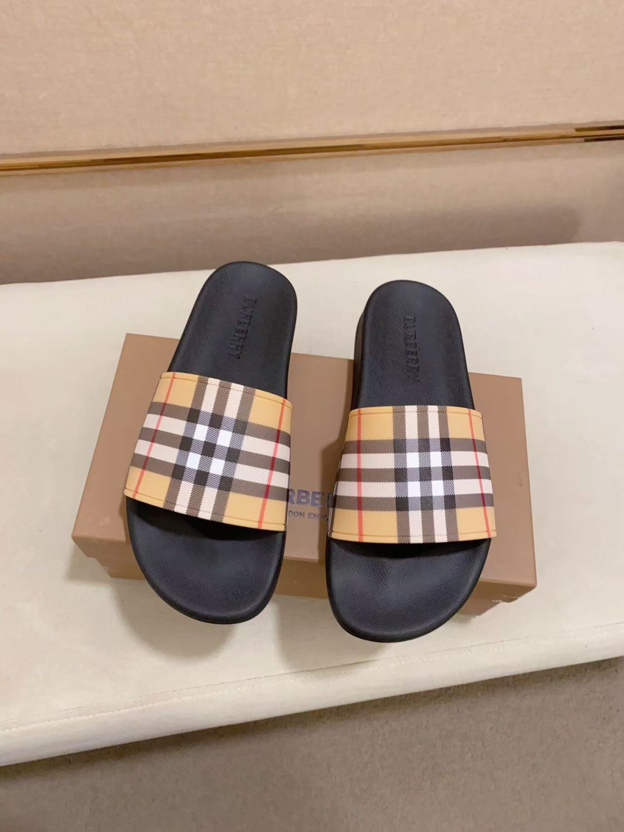 Burberry Men's Slippers - cnluxepick