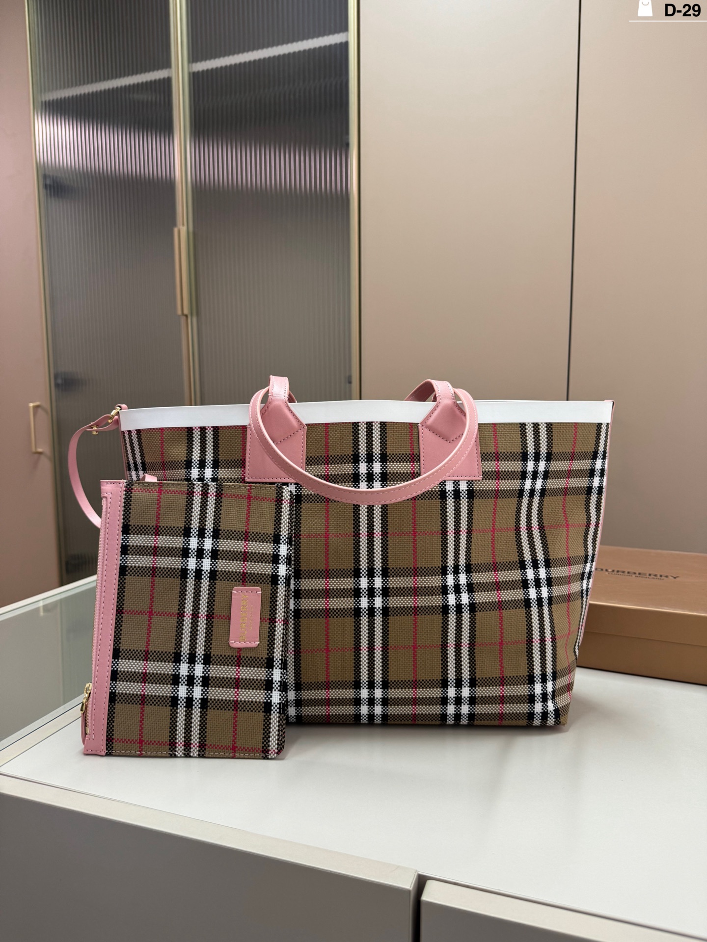 Burberry's classic check tote bag - cnluxepick