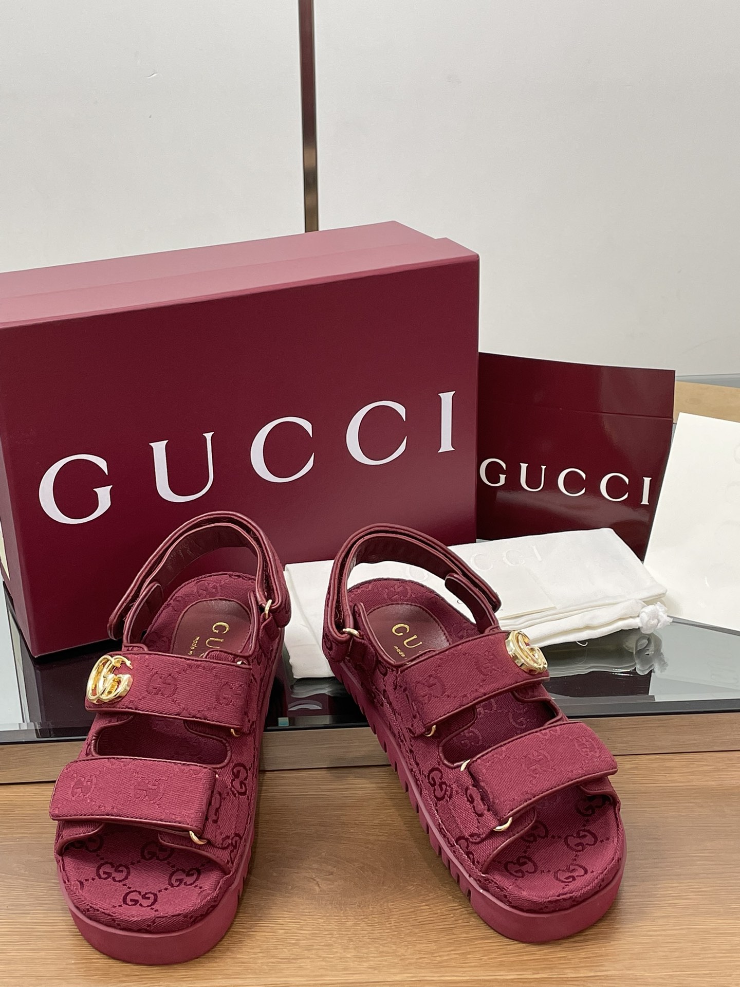GUCCi Classic Monogram Canvas Beach Sandals - cnluxepick