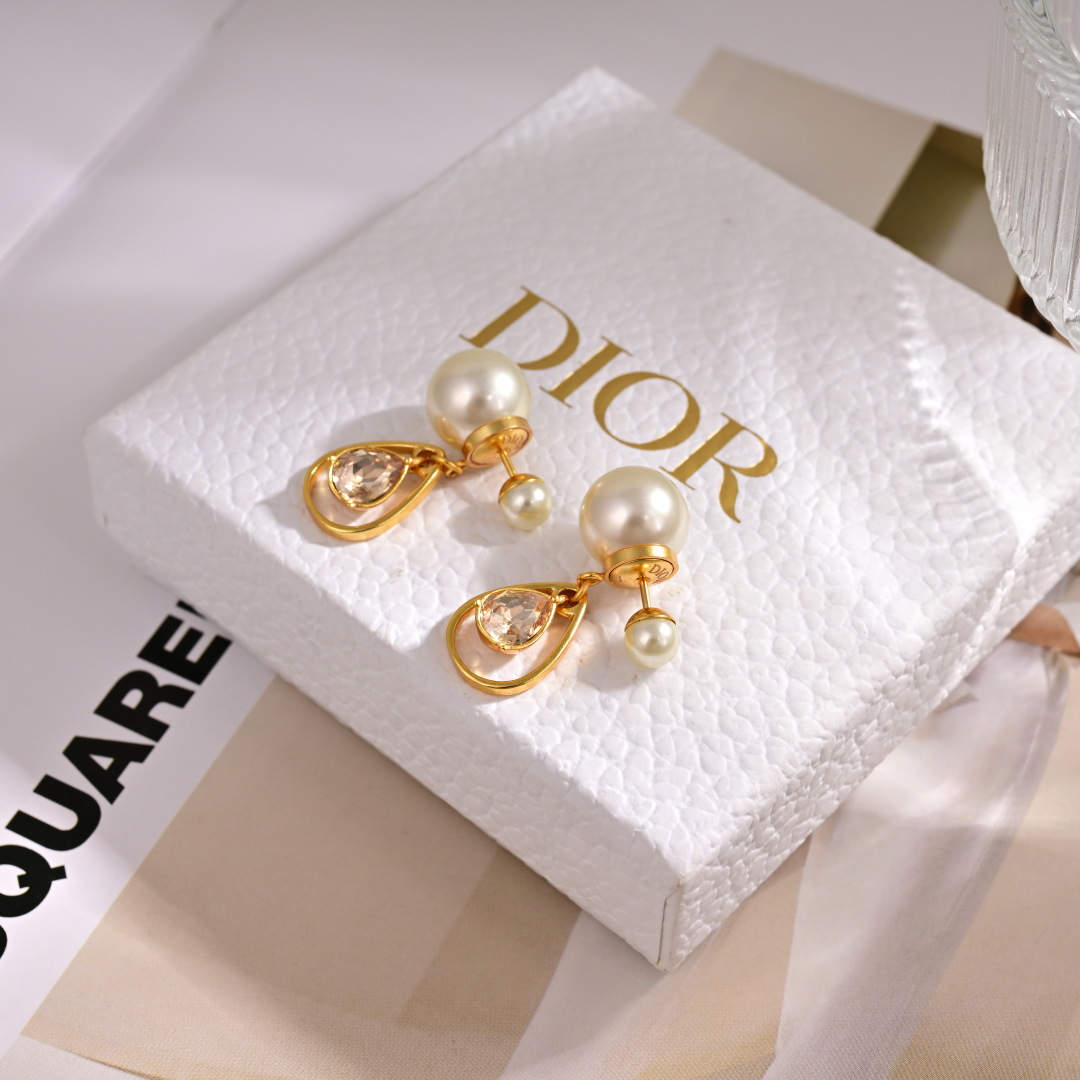 Dior's new pearl earrings - cnluxepick