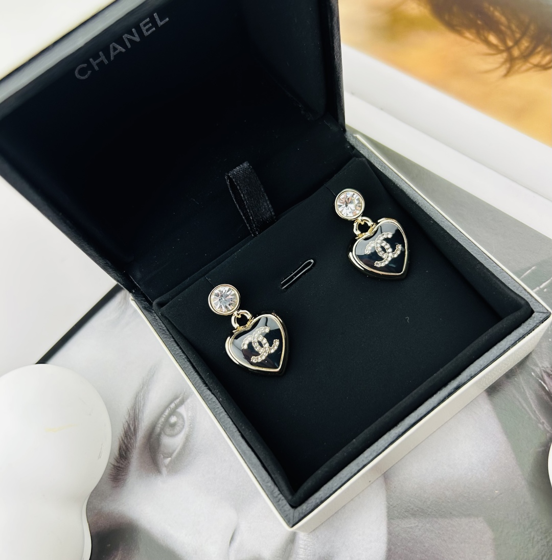 Chanel heart-shaped earrings - cnluxepick