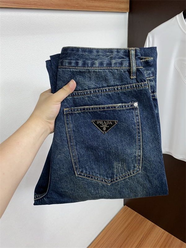 プラダジーンズスーパーコピーシンプルで大らか、どんな服にも合う万能デニム無駄を削ぎ落とした大人の一着PRADA通販