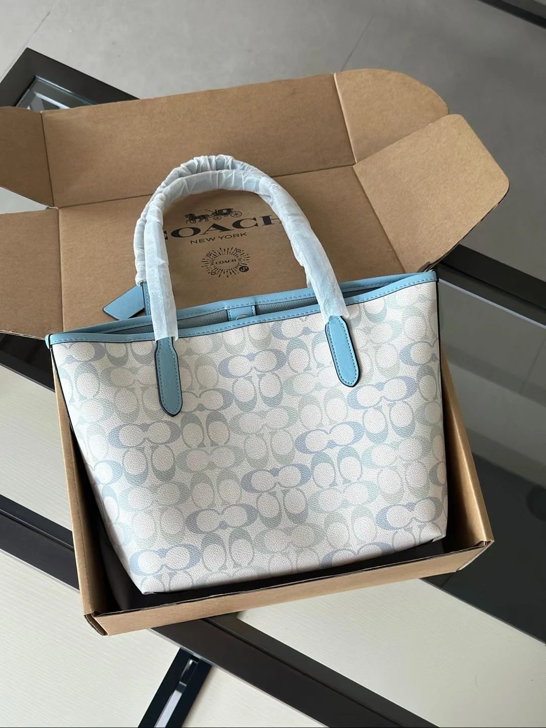 Coach City Tote In Signature Canvas - cnluxepick