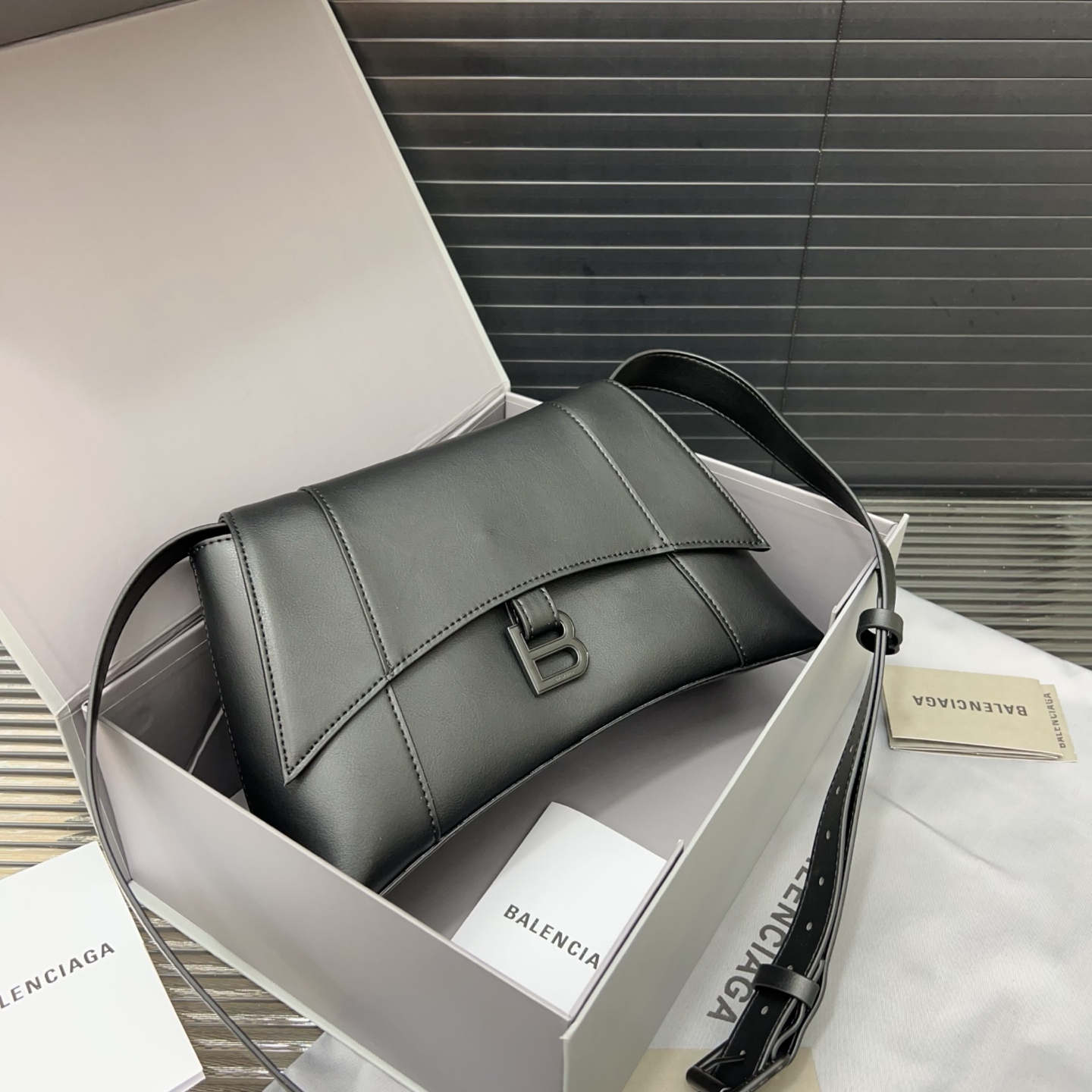 Balenciaga matte flap hourglass bag - cnluxepick
