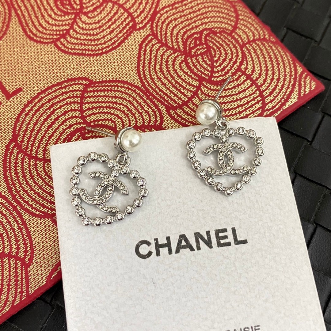 Chanel hollow heart pearl letter earrings - cnluxepick