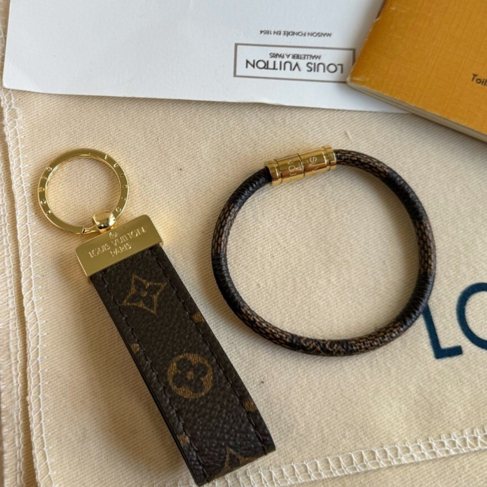 Louis Vuitton Loop Monogram 9.1 Inches M81098