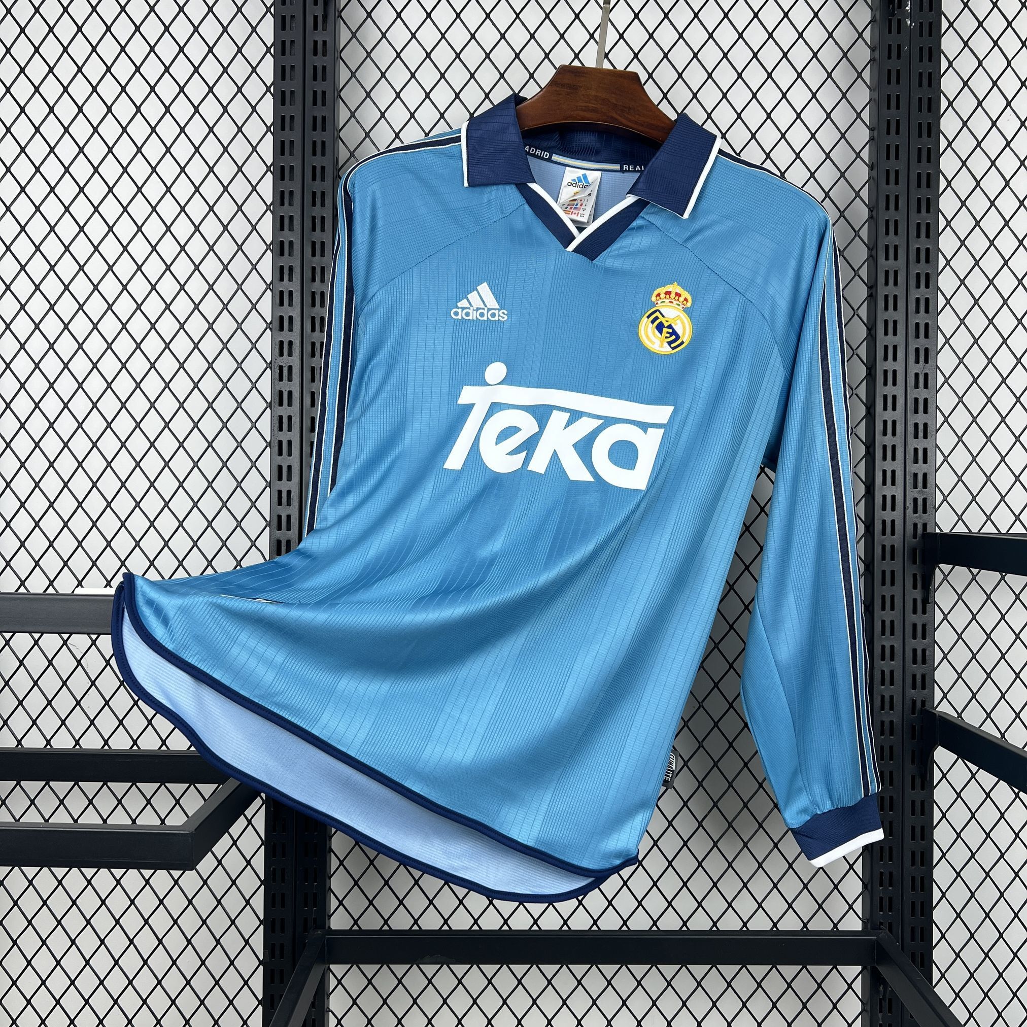 Real Madrid Maillot Foot Retro 1999 2000 Manches Longues€38.99