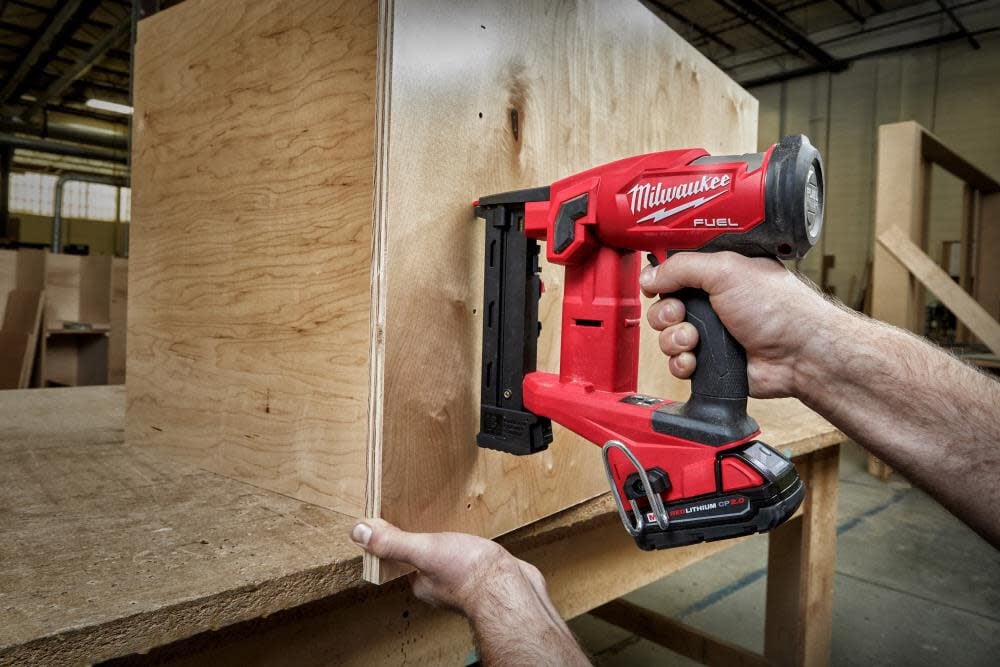 Milwaukee M18 FUEL 18 Gauge 1/4 in. Narrow Crown Stapler Kit 2749-21CT