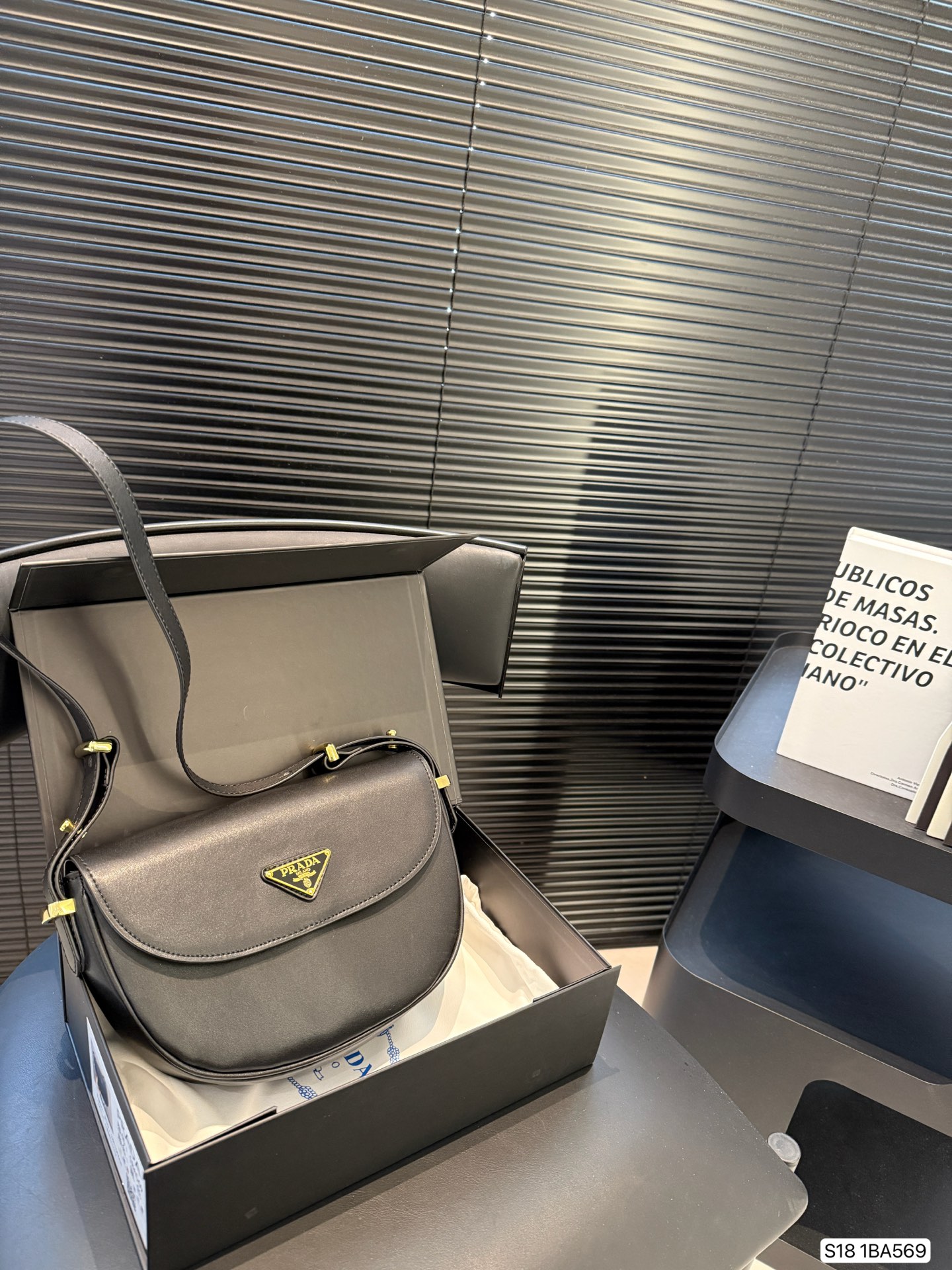 Prada underarm bag is fashionable and versatile - cnluxepick