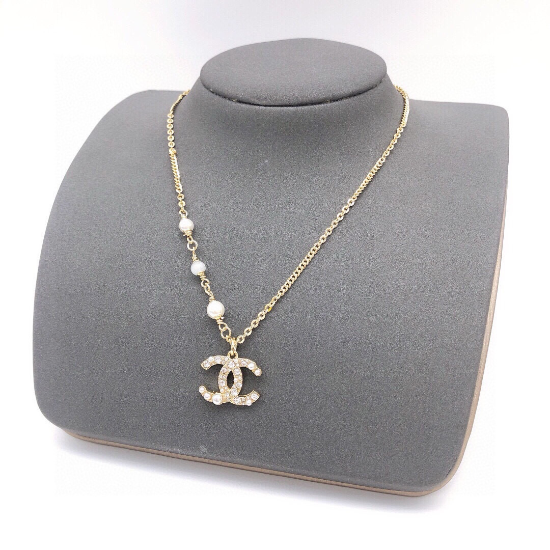 Chanel new pearl necklace - cnluxepick