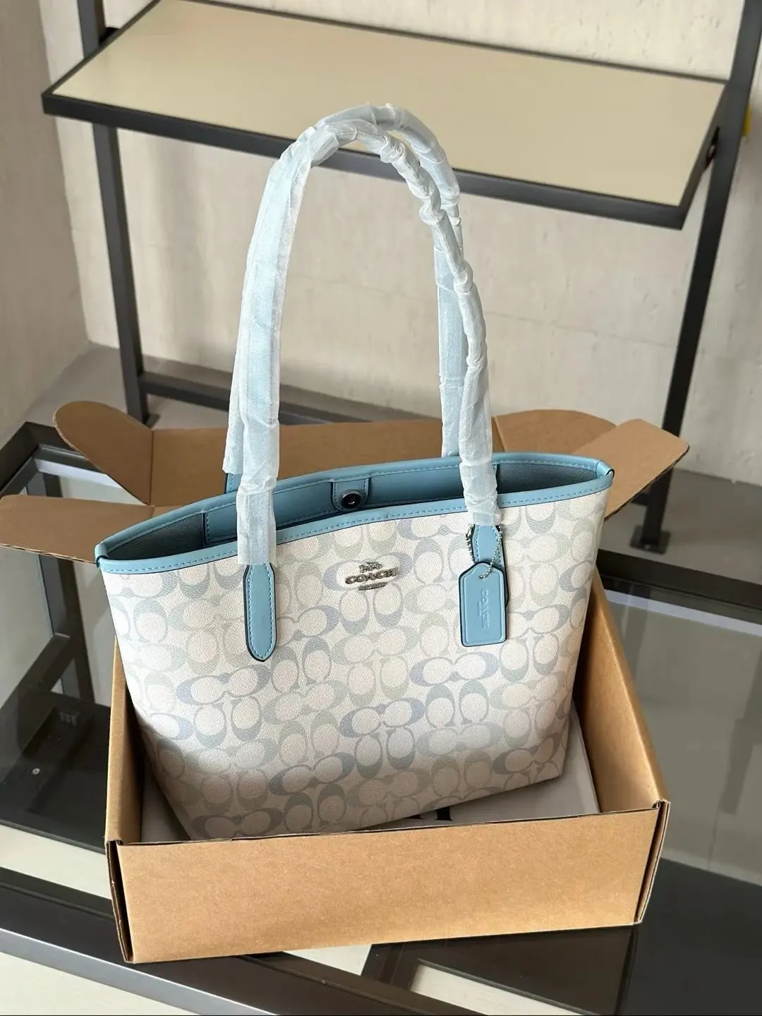 Coach City Tote In Signature Canvas - cnluxepick
